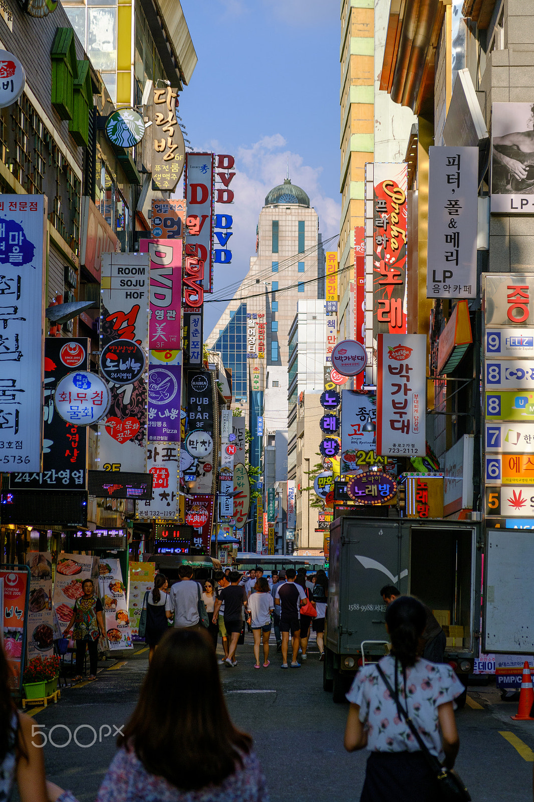 Fujifilm X-A2 + Fujifilm XF 18-55mm F2.8-4 R LM OIS sample photo. Colorful street in jong no photography