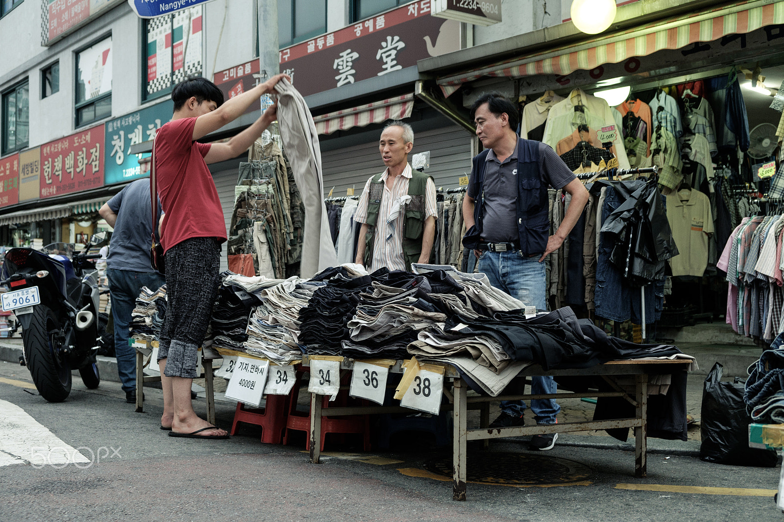 Fujifilm X-A2 + Fujifilm XF 18-55mm F2.8-4 R LM OIS sample photo. Flea market on street photography