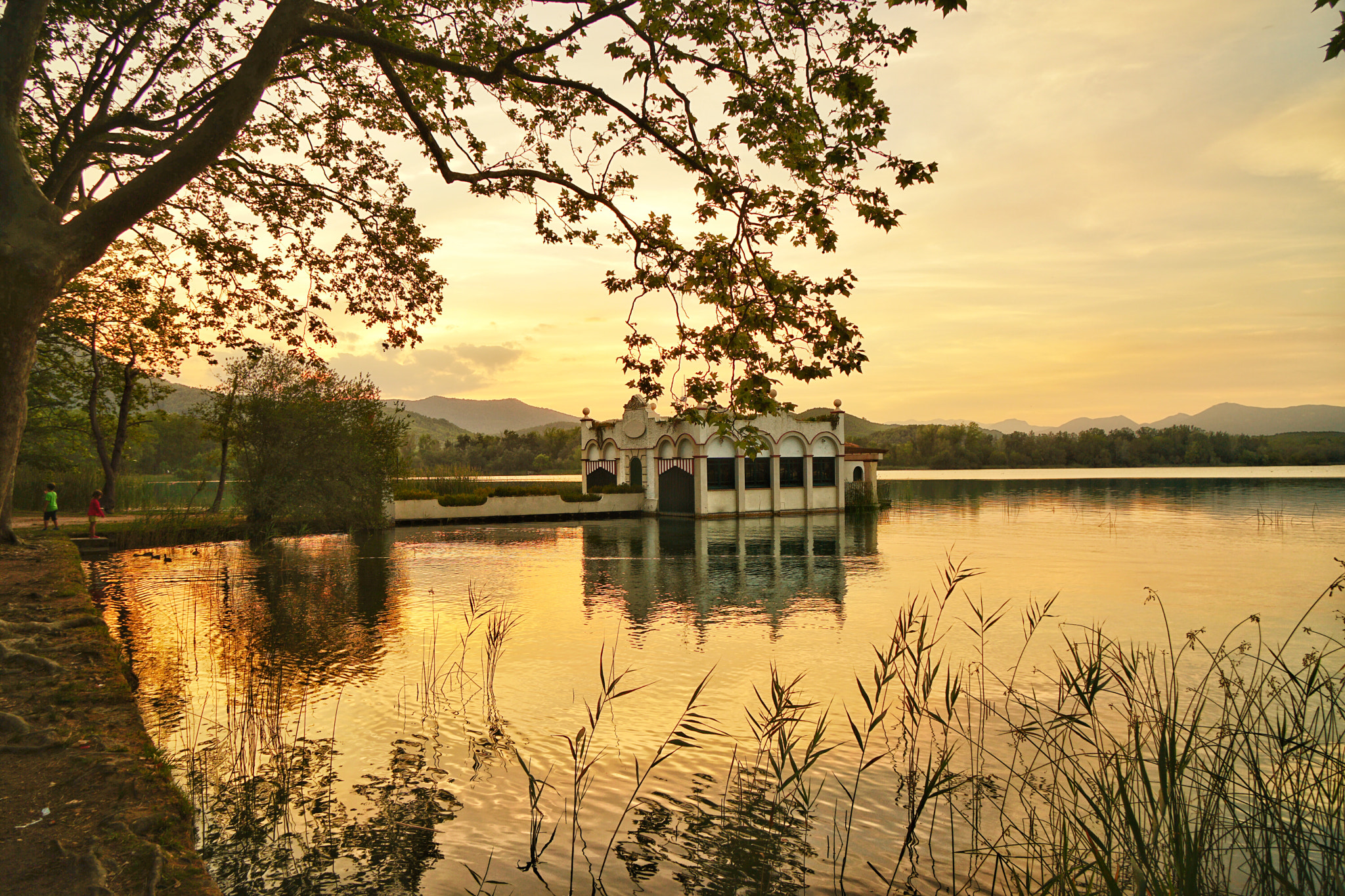 Sony a6300 + Sony Vario-Tessar T* E 16-70mm F4 ZA OSS sample photo. Sunset in banyoles lake - girona (catalunya) photography