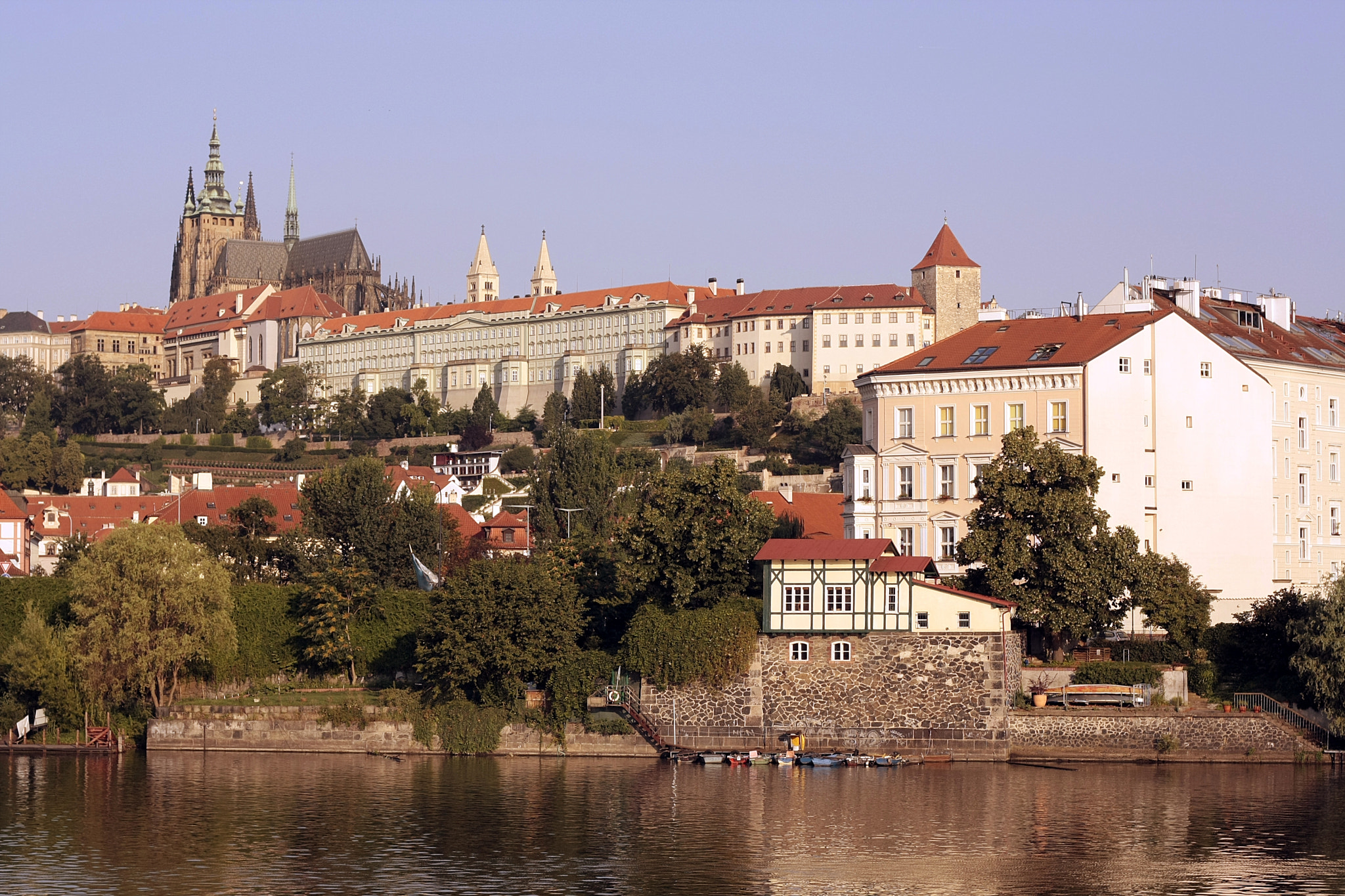 Canon EOS 1000D (EOS Digital Rebel XS / EOS Kiss F) + Canon EF 50mm F1.8 II sample photo. Prague castle photography