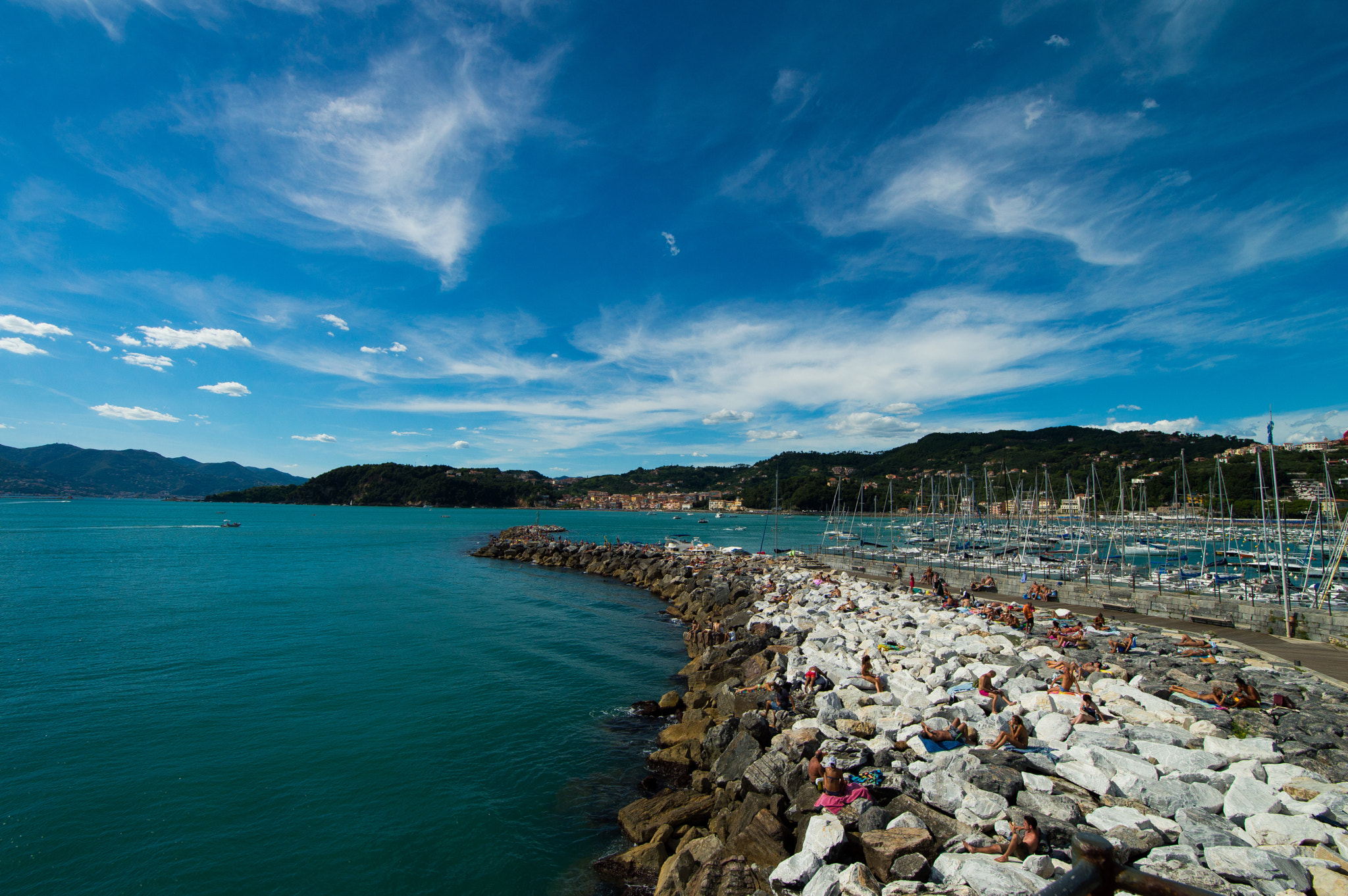 Samyang 14mm F2.8 ED AS IF UMC sample photo. Inside the sea photography