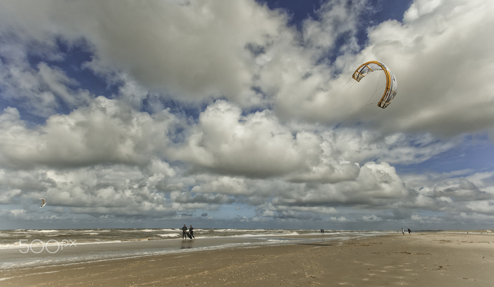 Canon EOS 5DS + Canon EF 17-40mm F4L USM sample photo. Having fun at petten beach,holland. photography