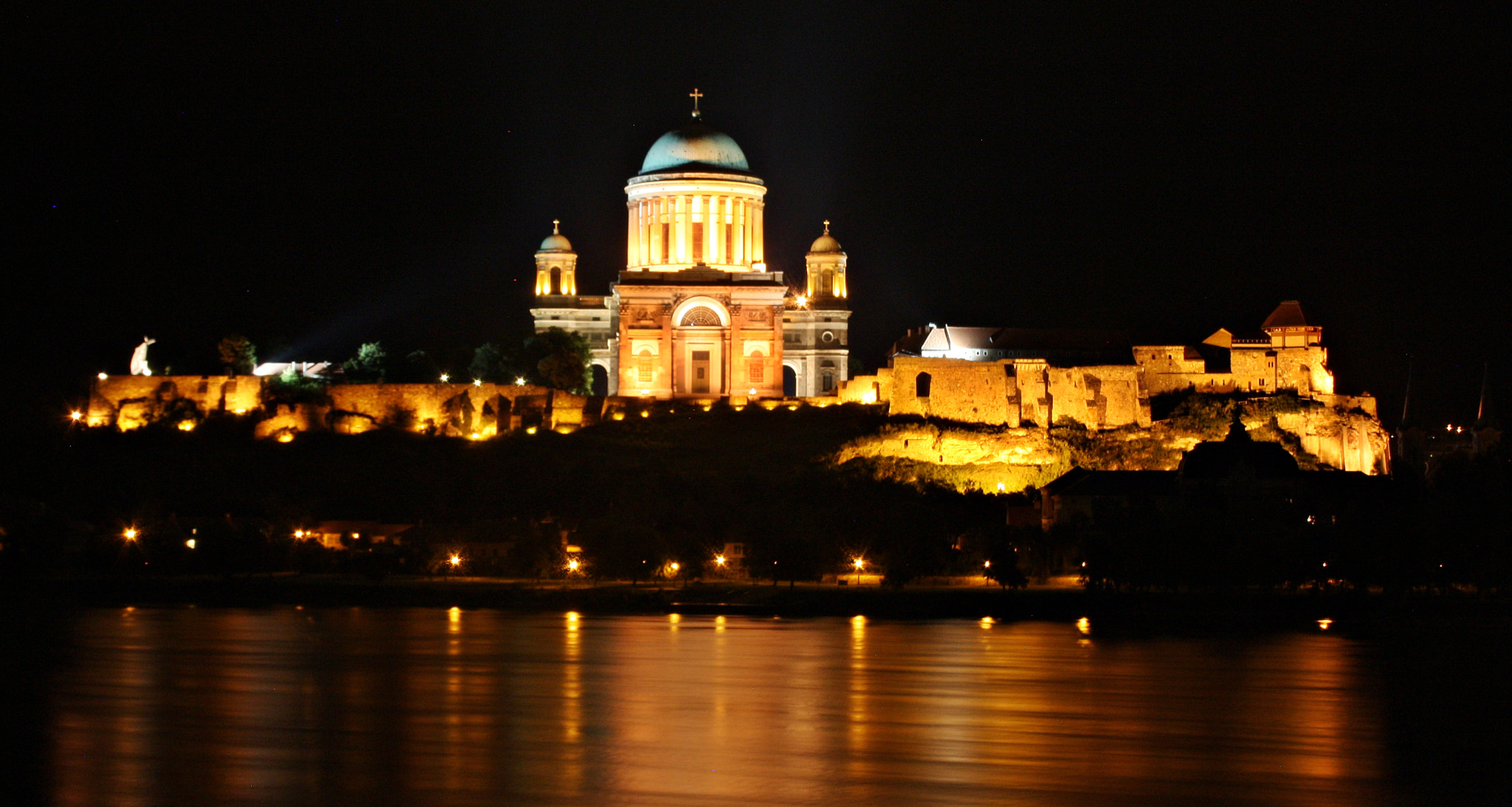 Canon EOS 450D (EOS Rebel XSi / EOS Kiss X2) sample photo. Night ostrihom hungary photography