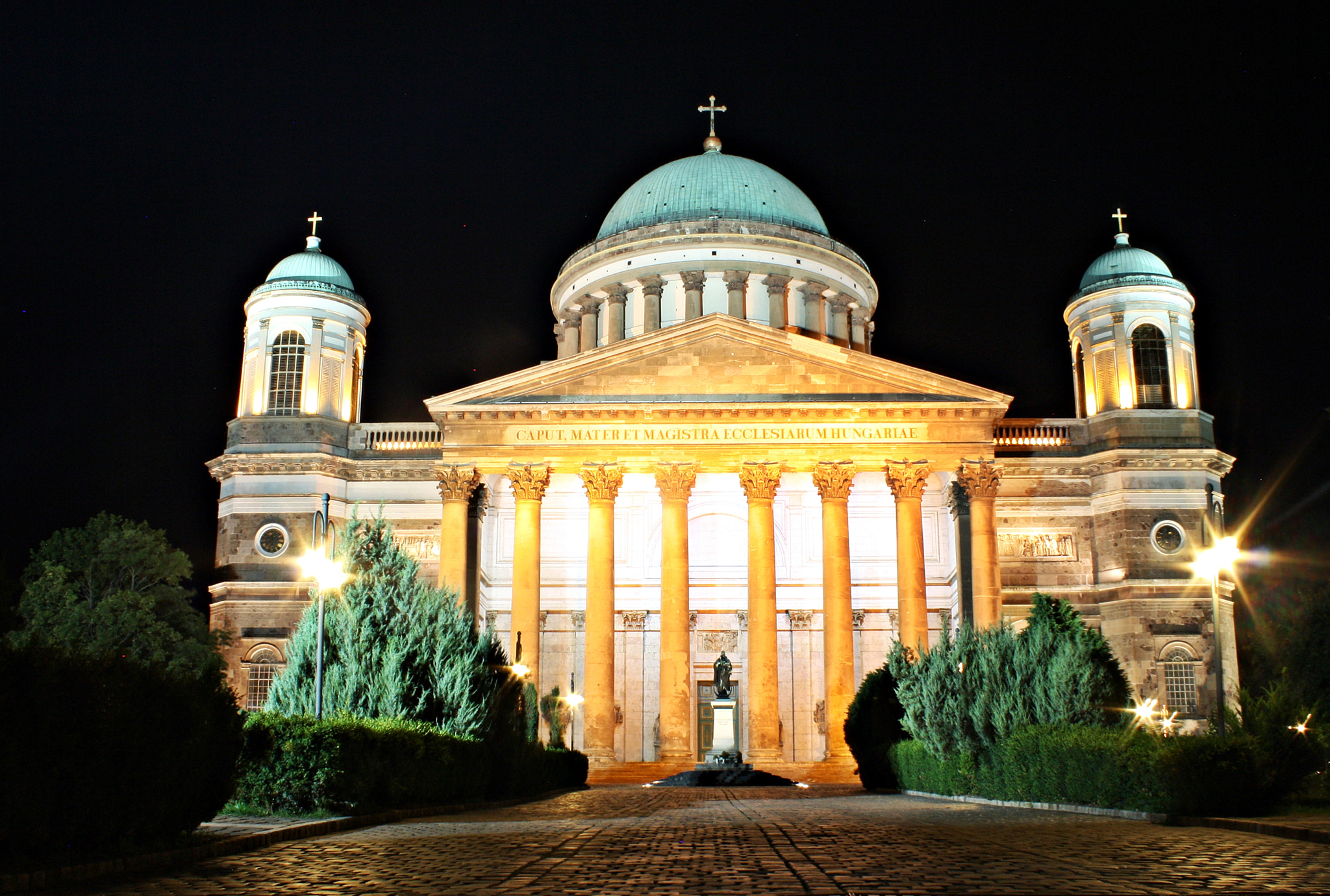 Canon EOS 450D (EOS Rebel XSi / EOS Kiss X2) sample photo. Night ostrihom hungary photography