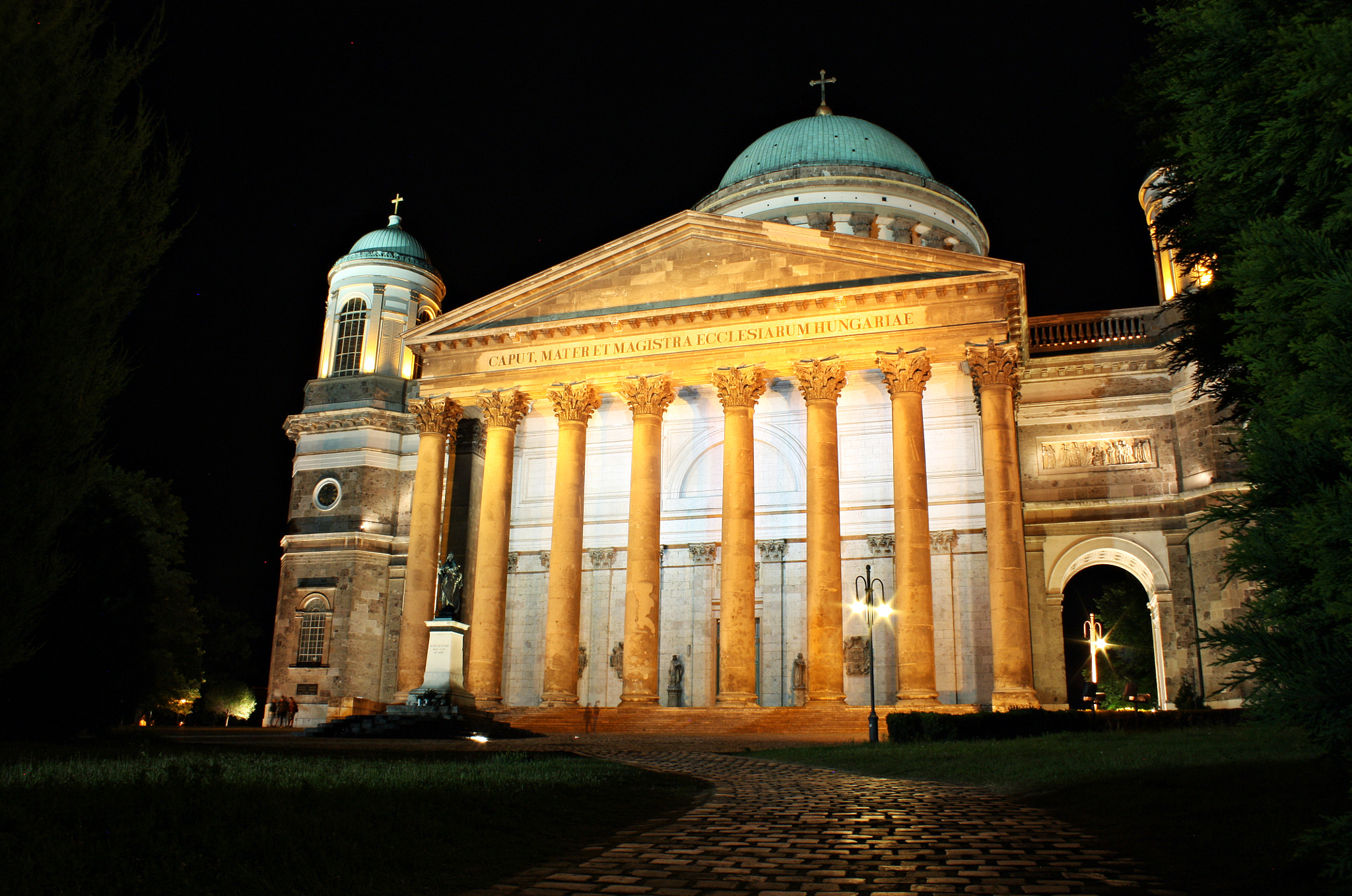 Canon EOS 450D (EOS Rebel XSi / EOS Kiss X2) sample photo. Night ostrihom hungary photography
