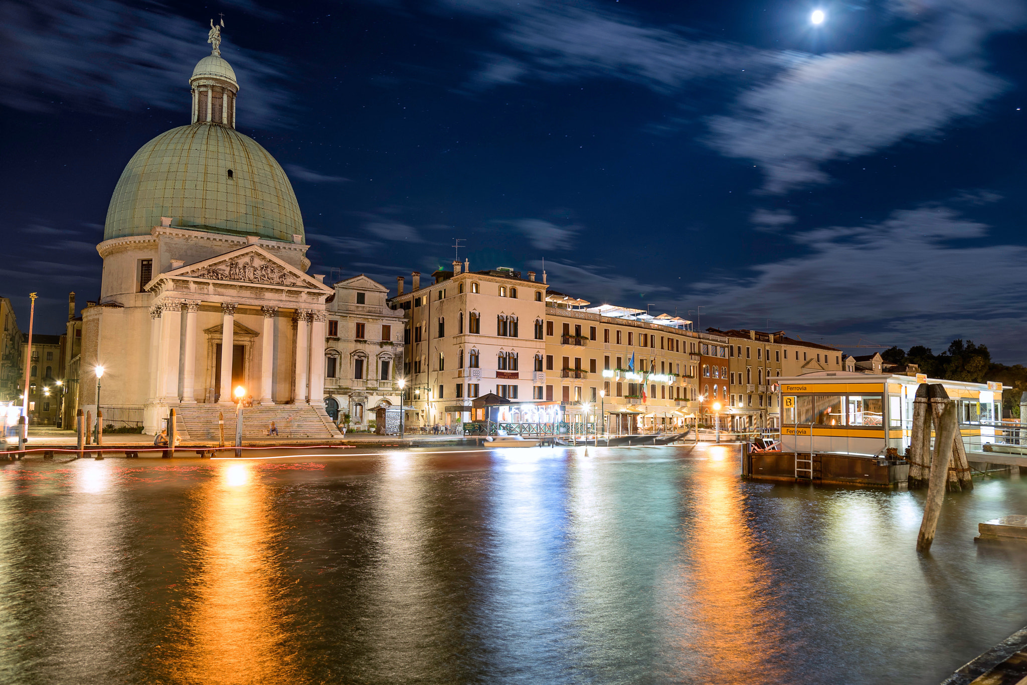 Sony a7 II + Tamron 18-270mm F3.5-6.3 Di II PZD sample photo. Venice at night photography