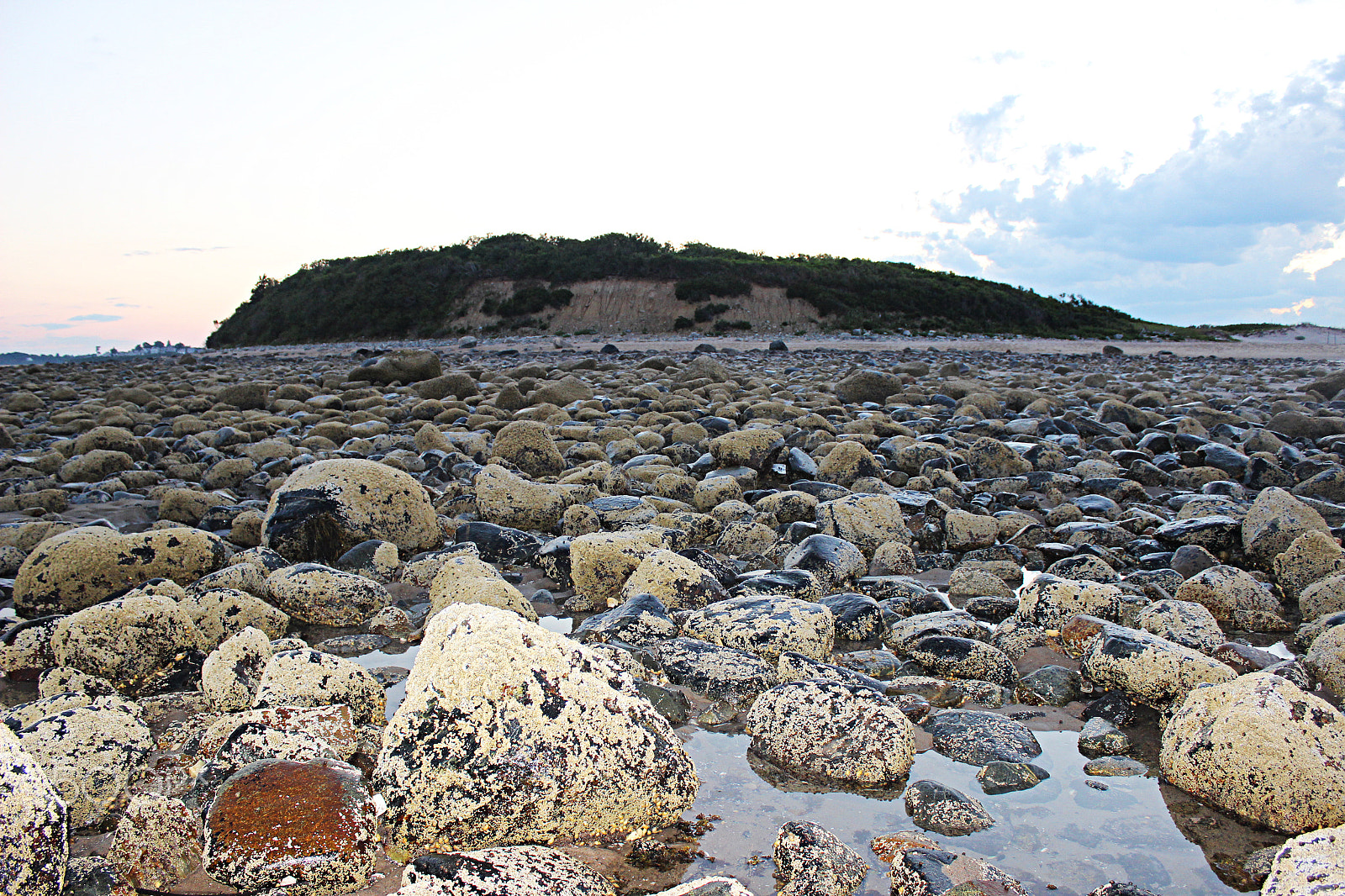 Canon EOS 600D (Rebel EOS T3i / EOS Kiss X5) + 18.0 - 55.0 mm sample photo. Rocky beach photography
