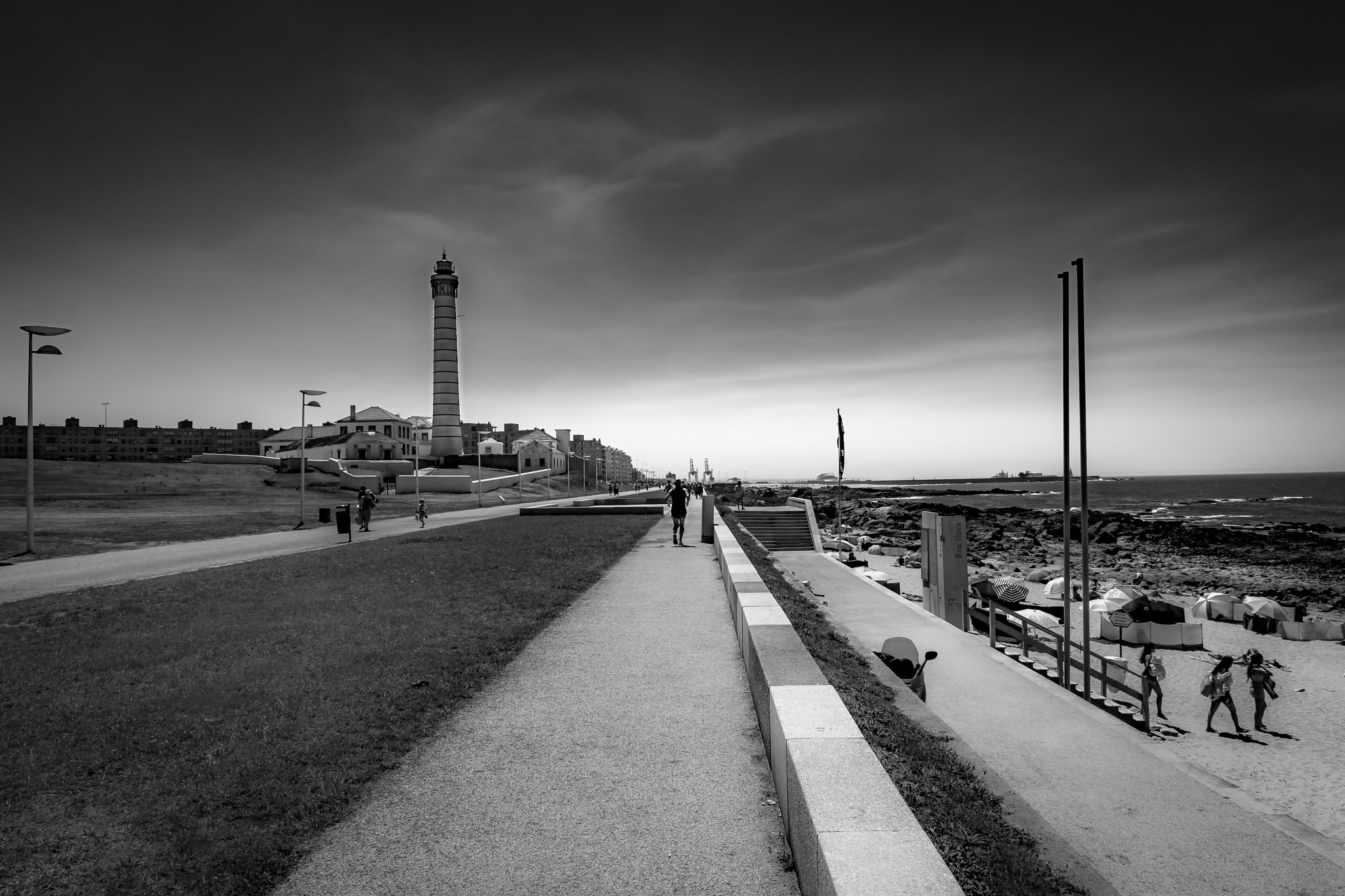 Sony DT 16-105mm F3.5-5.6 sample photo. Black and white tour photography