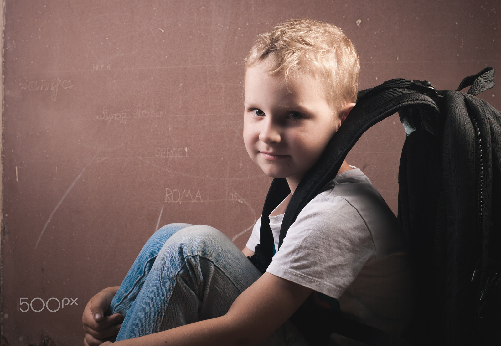 Nikon D80 + AF Nikkor 50mm f/1.8 N sample photo. Little boy with a big black backpack, a guy with blond hair posing at a chalkboard, photography