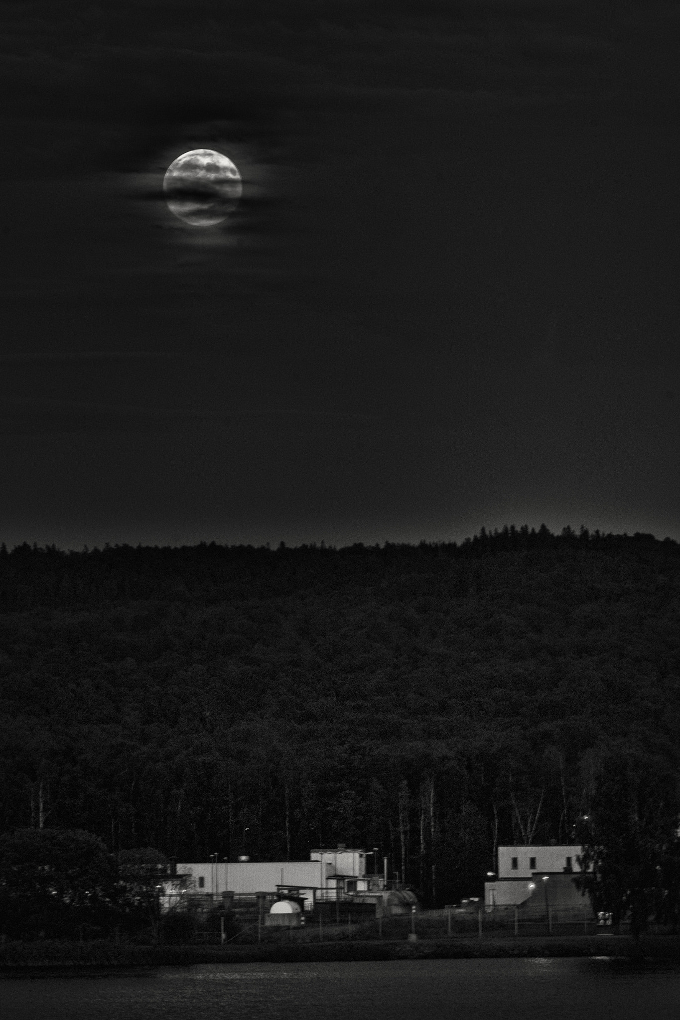 Fujifilm XF 55-200mm F3.5-4.8 R LM OIS sample photo. Full moon photography