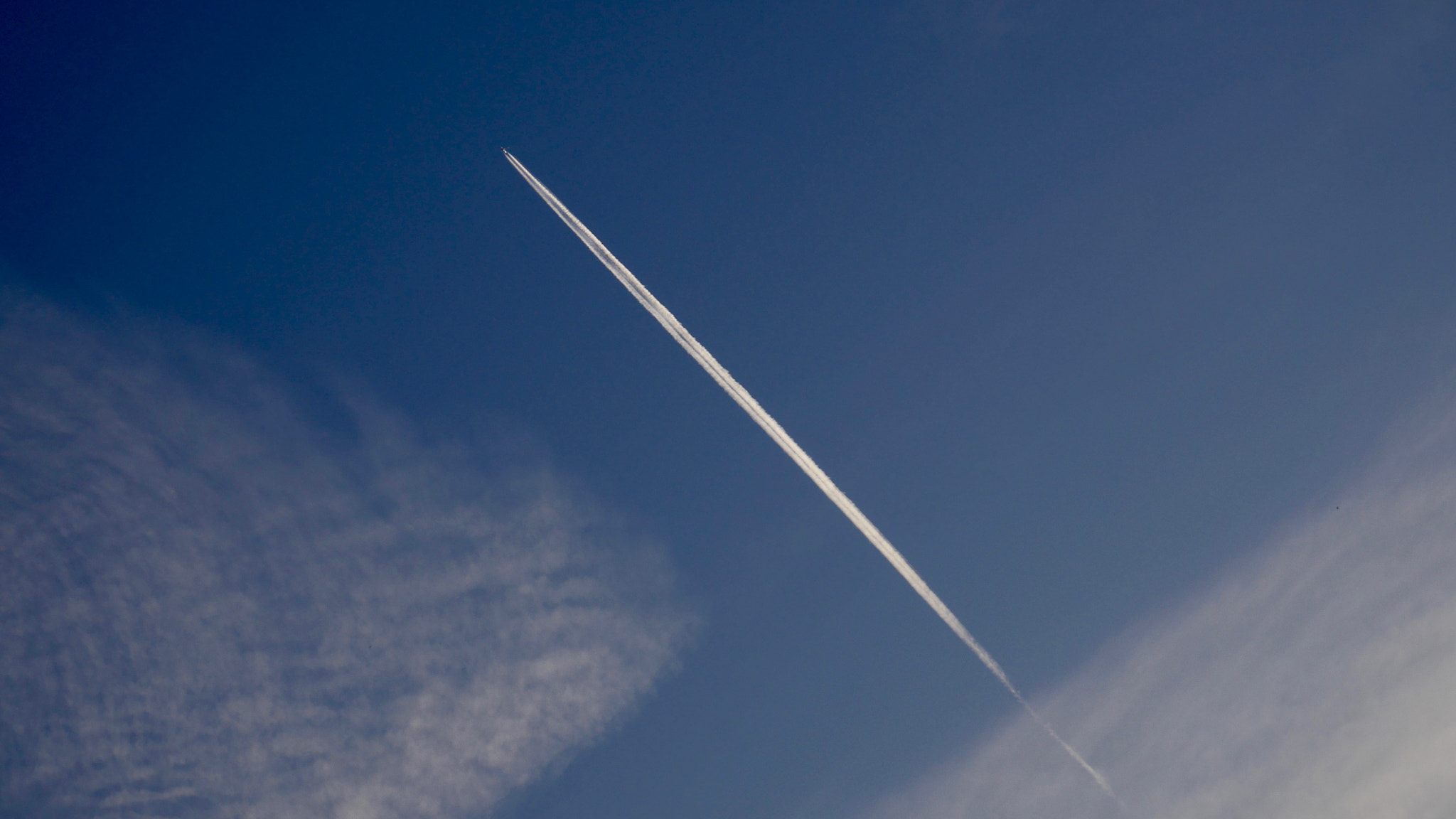 LUMIX G VARIO 12-60/F3.5-5.6 sample photo. Vaportrails in the sky photography