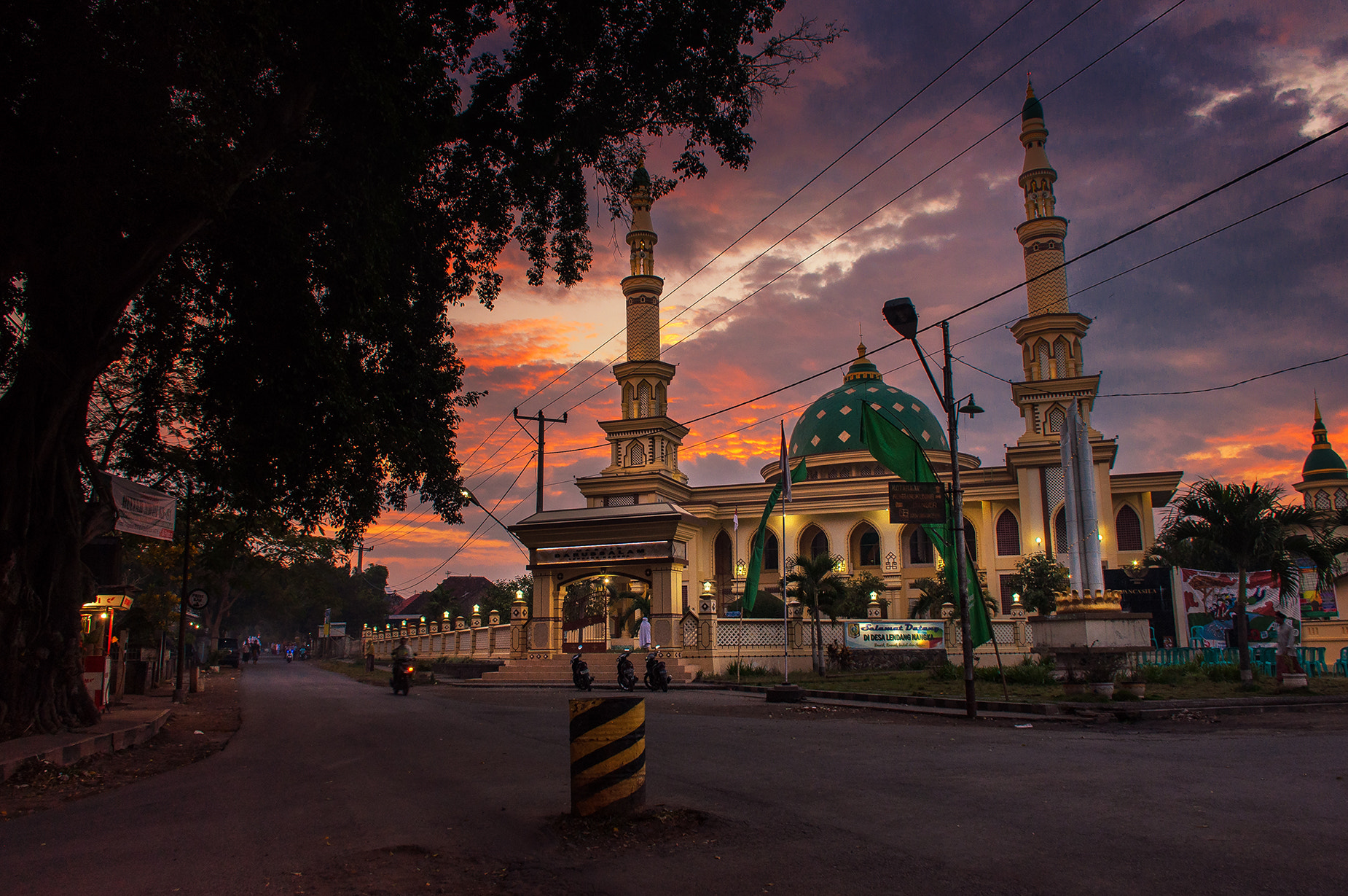 Nikon D5000 sample photo. Lendang nangke mosque photography