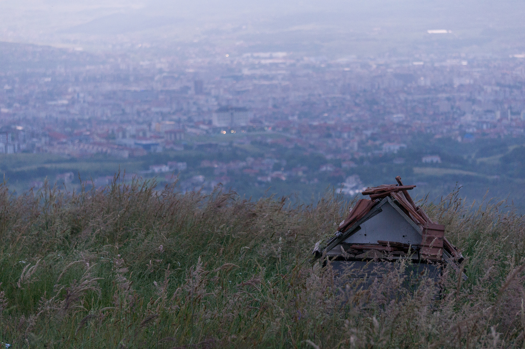 Sony Alpha NEX-5T + Sony E 55-210mm F4.5-6.3 OSS sample photo. Dog house with a view photography