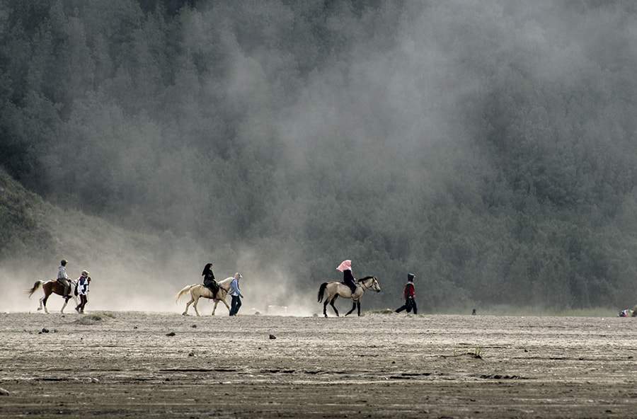Nikon D7000 + AF Nikkor 70-210mm f/4-5.6 sample photo. The horse man in bromo photography