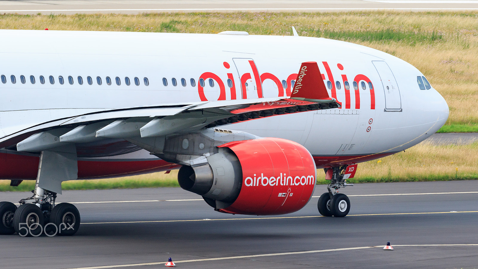 Canon EOS 7D Mark II + Canon EF 70-200mm F2.8L IS II USM sample photo. Planespotting düsseldorf photography