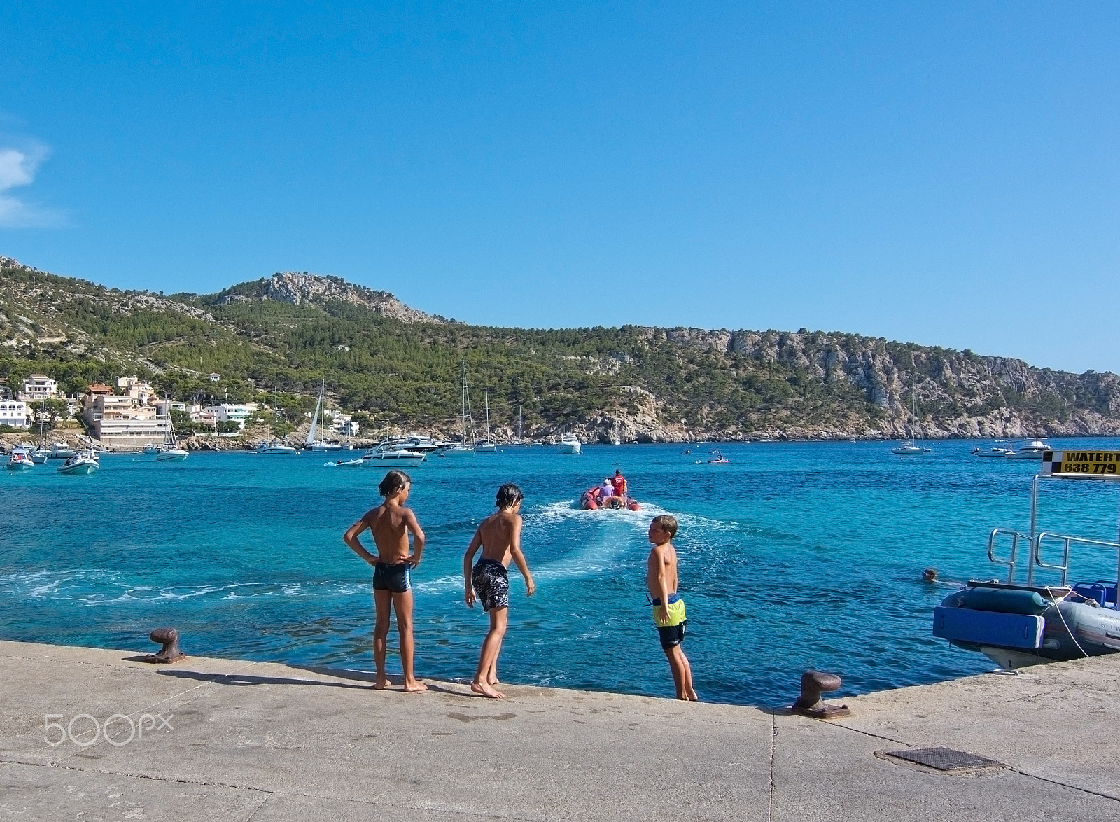 Nikon D7100 + AF Zoom-Nikkor 80-200mm f/4.5-5.6D sample photo. Boat arriving and kids on the quay photography