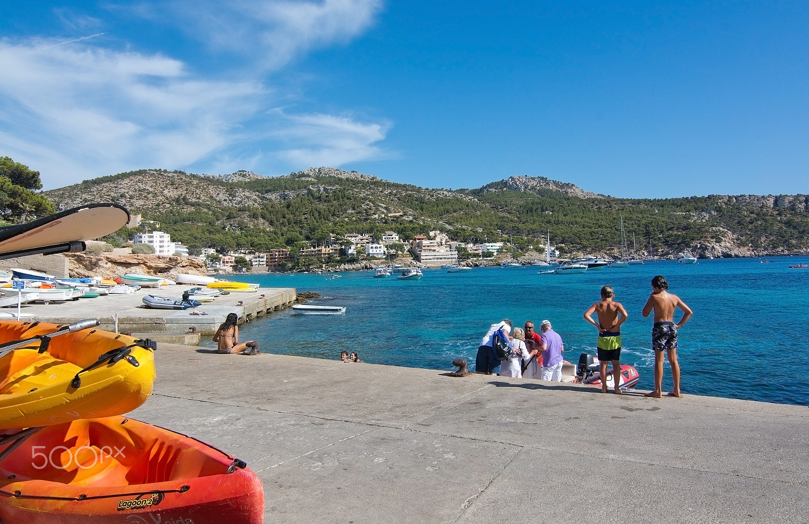 AF Zoom-Nikkor 24-120mm f/3.5-5.6D IF sample photo. Boat arriving and kids on the quay photography