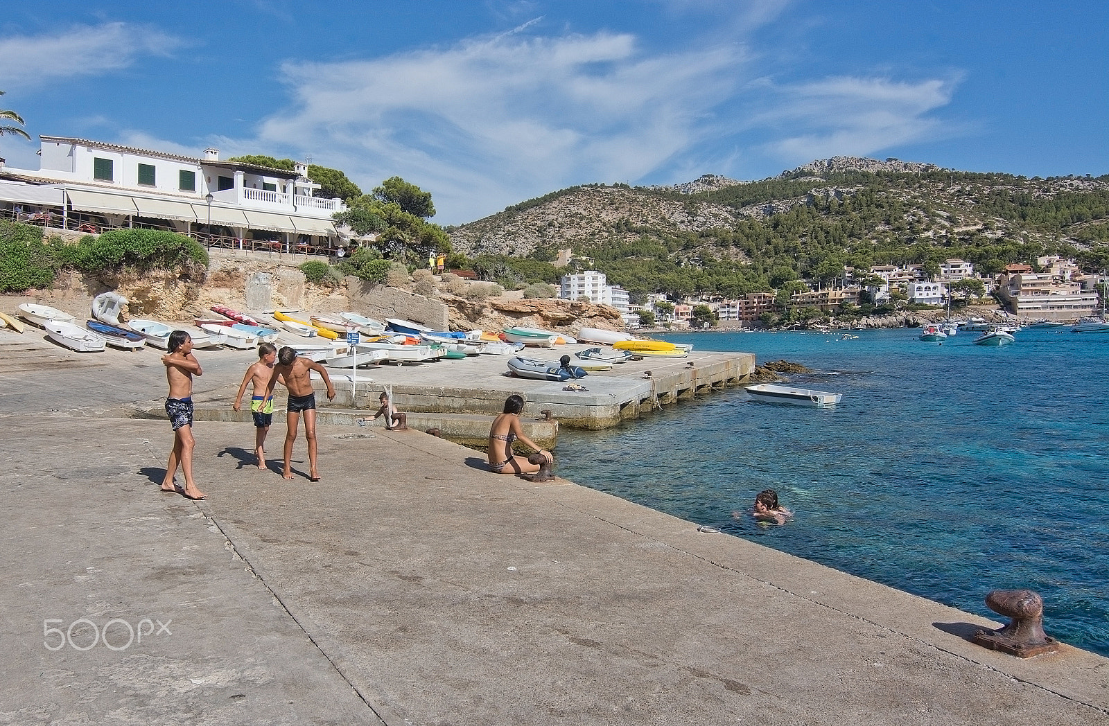 Nikon D7100 + Sigma 50mm F2.8 EX DG Macro sample photo. Boat arriving and kids on the quay photography