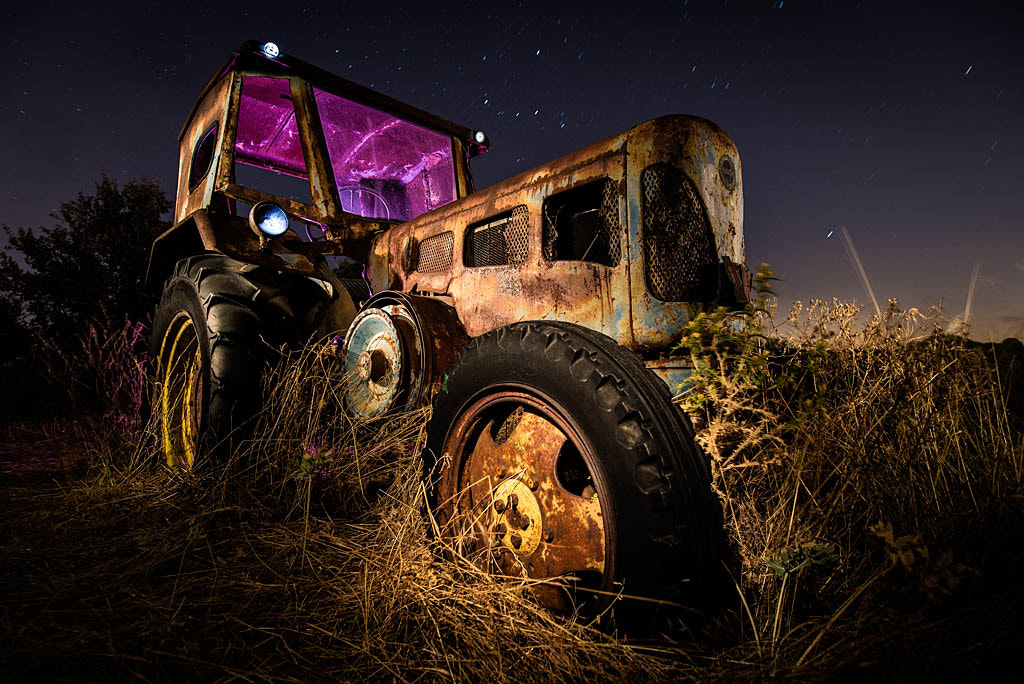 Nikon D750 + Sigma 20mm F1.8 EX DG Aspherical RF sample photo. Tractor abandonado photography