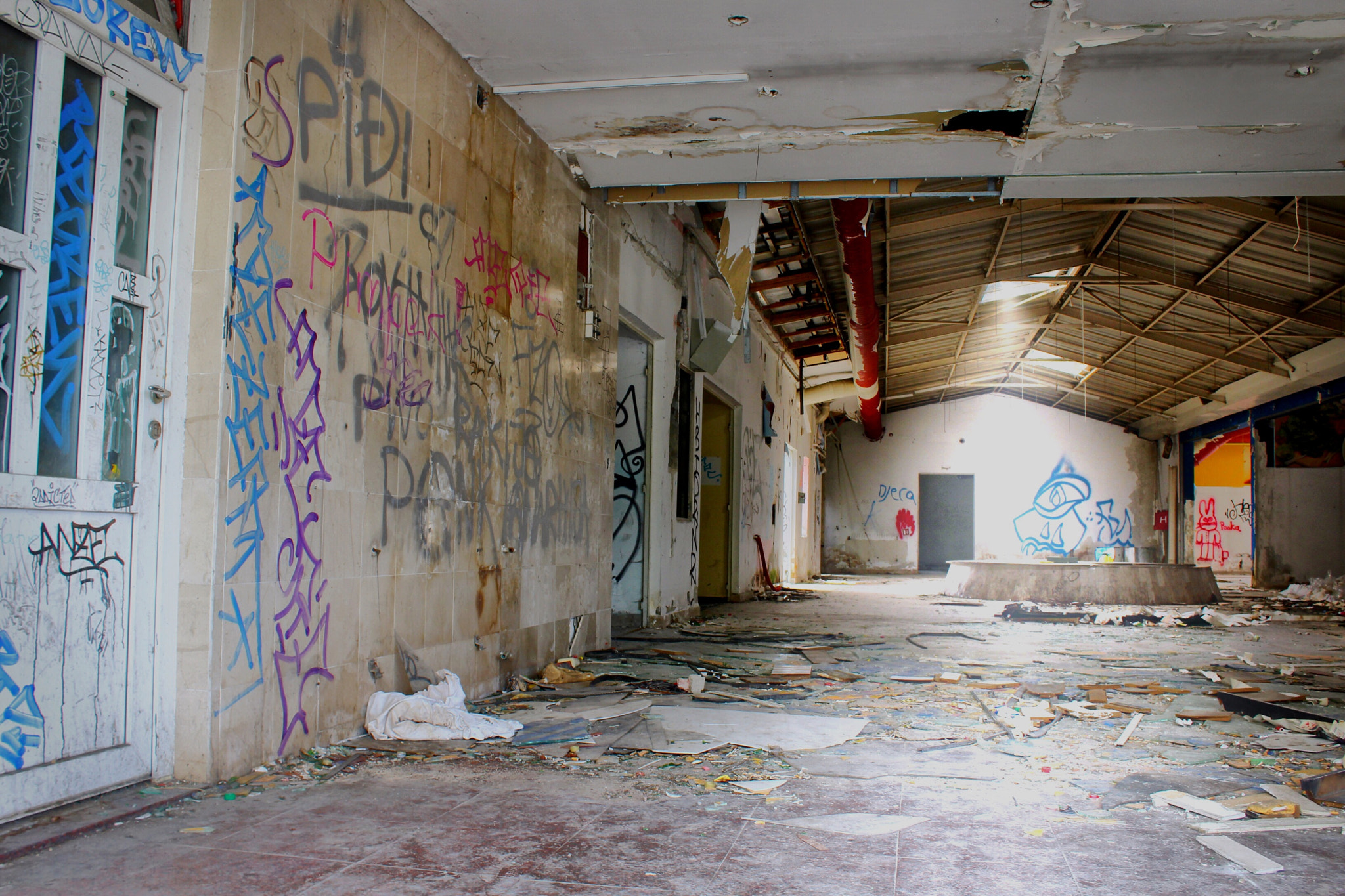 Canon EF-S 18-55mm F3.5-5.6 IS II sample photo. Abandoned station photography
