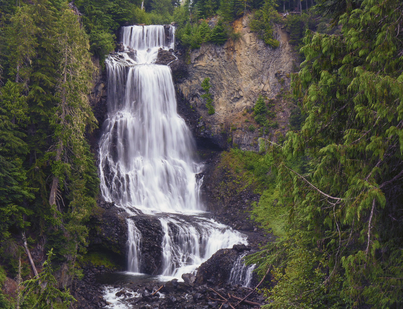 Canon EOS 600D (Rebel EOS T3i / EOS Kiss X5) + Canon EF 16-35mm F4L IS USM sample photo. Alexander falls lr photography