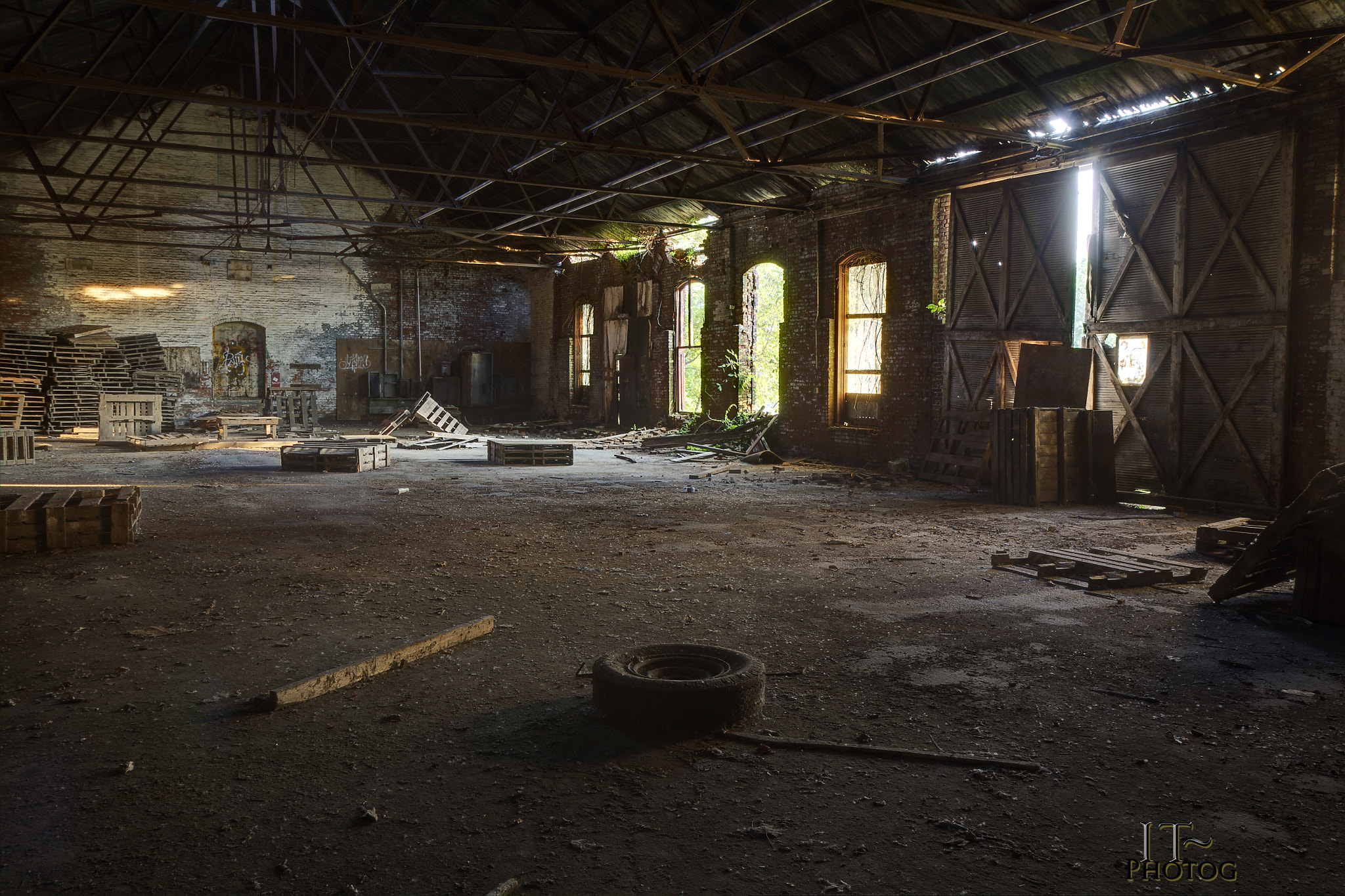 Canon EF-S 17-55mm F2.8 IS USM sample photo. Warehouse 4710 photography