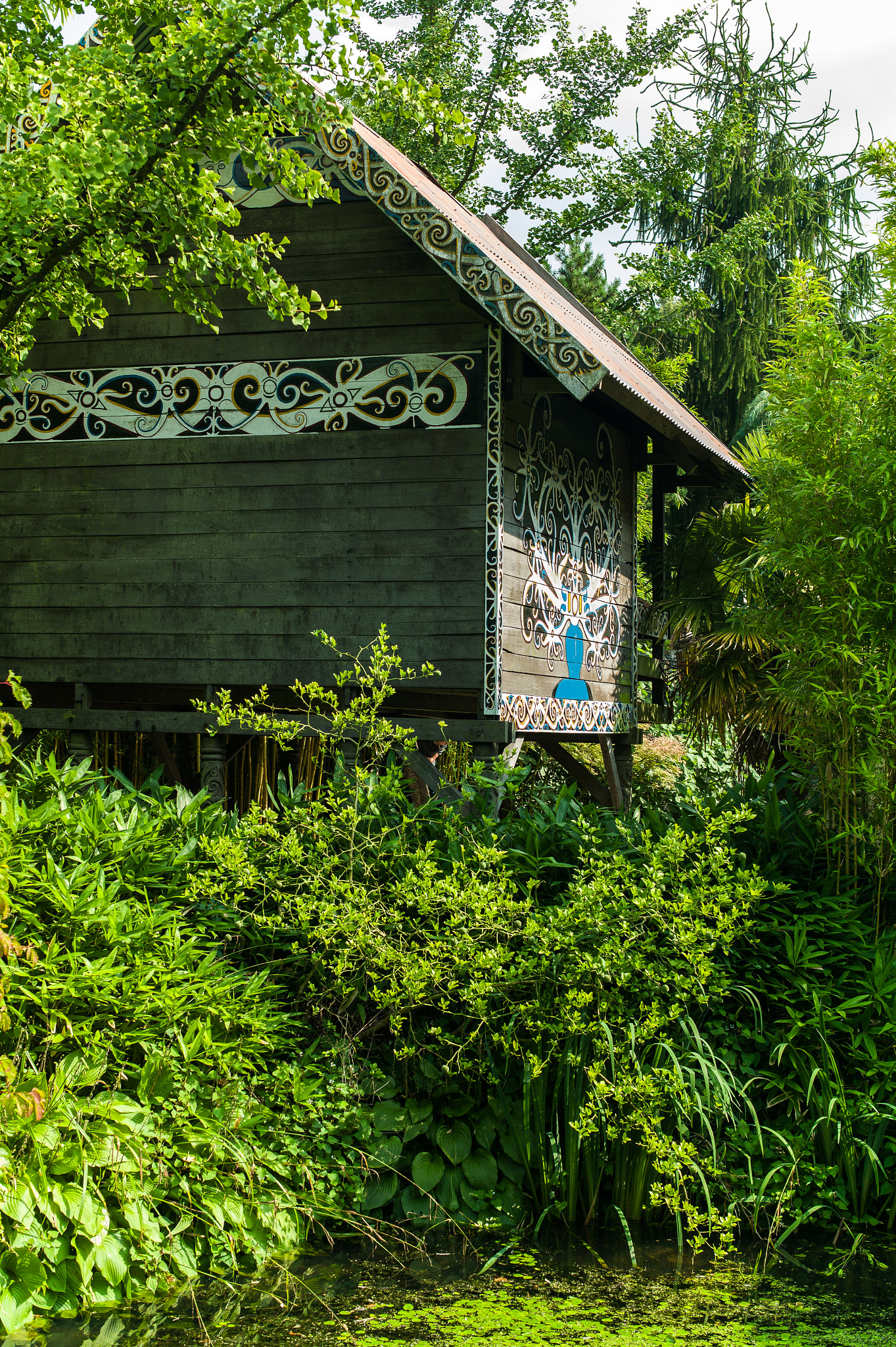 Elmarit-M 28mm f/2.8 (IV) sample photo. House and green photography