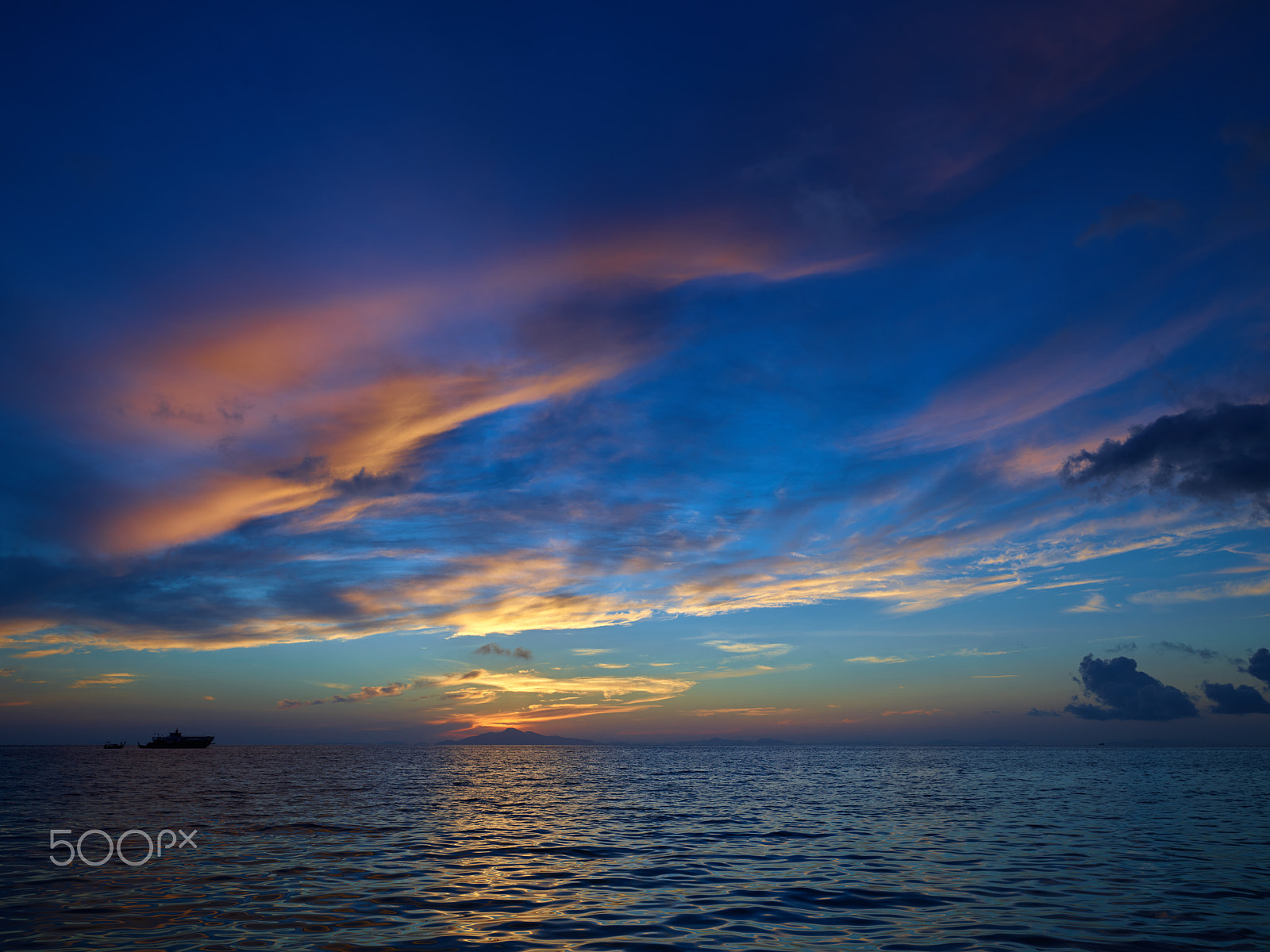 Phase One IQ3 100MP + Schneider LS 35mm f/3.5 sample photo. Sunrise cloud boat photography