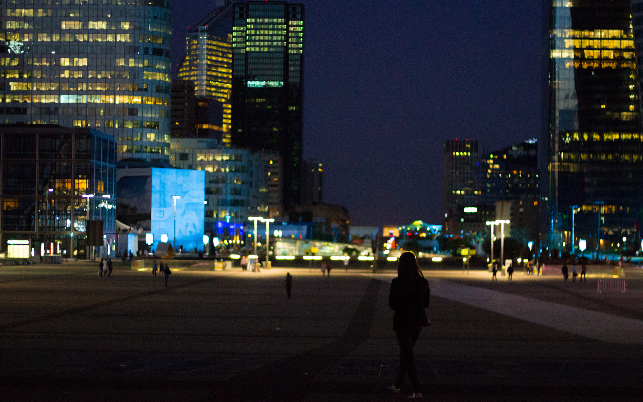 Canon EOS 700D (EOS Rebel T5i / EOS Kiss X7i) + Canon EF 50mm F1.8 II sample photo. Strolling at night photography