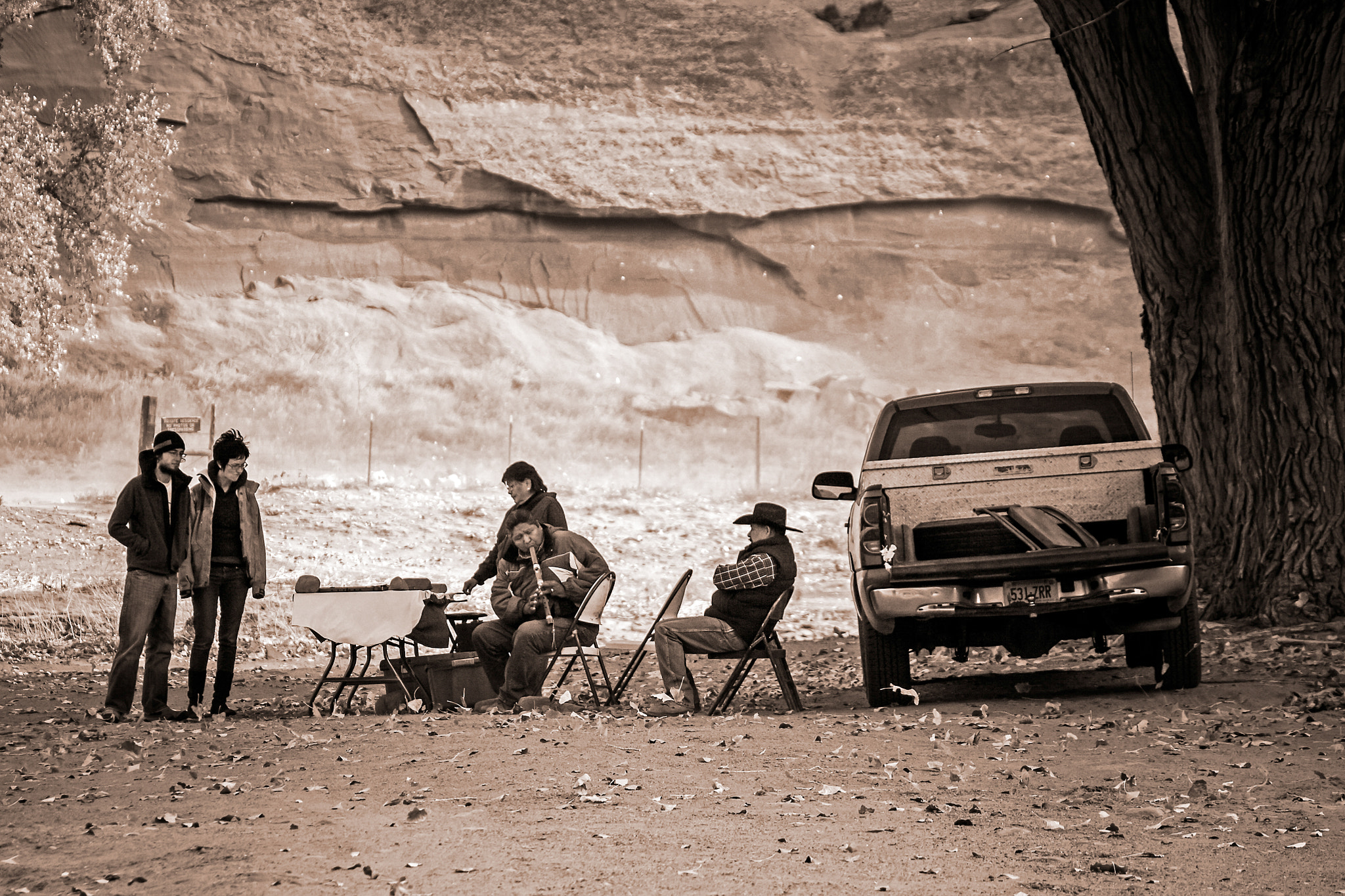 Canon EOS 50D + Canon EF 100-400mm F4.5-5.6L IS USM sample photo. Navajo indians selling their wares in canyon de chelly photography