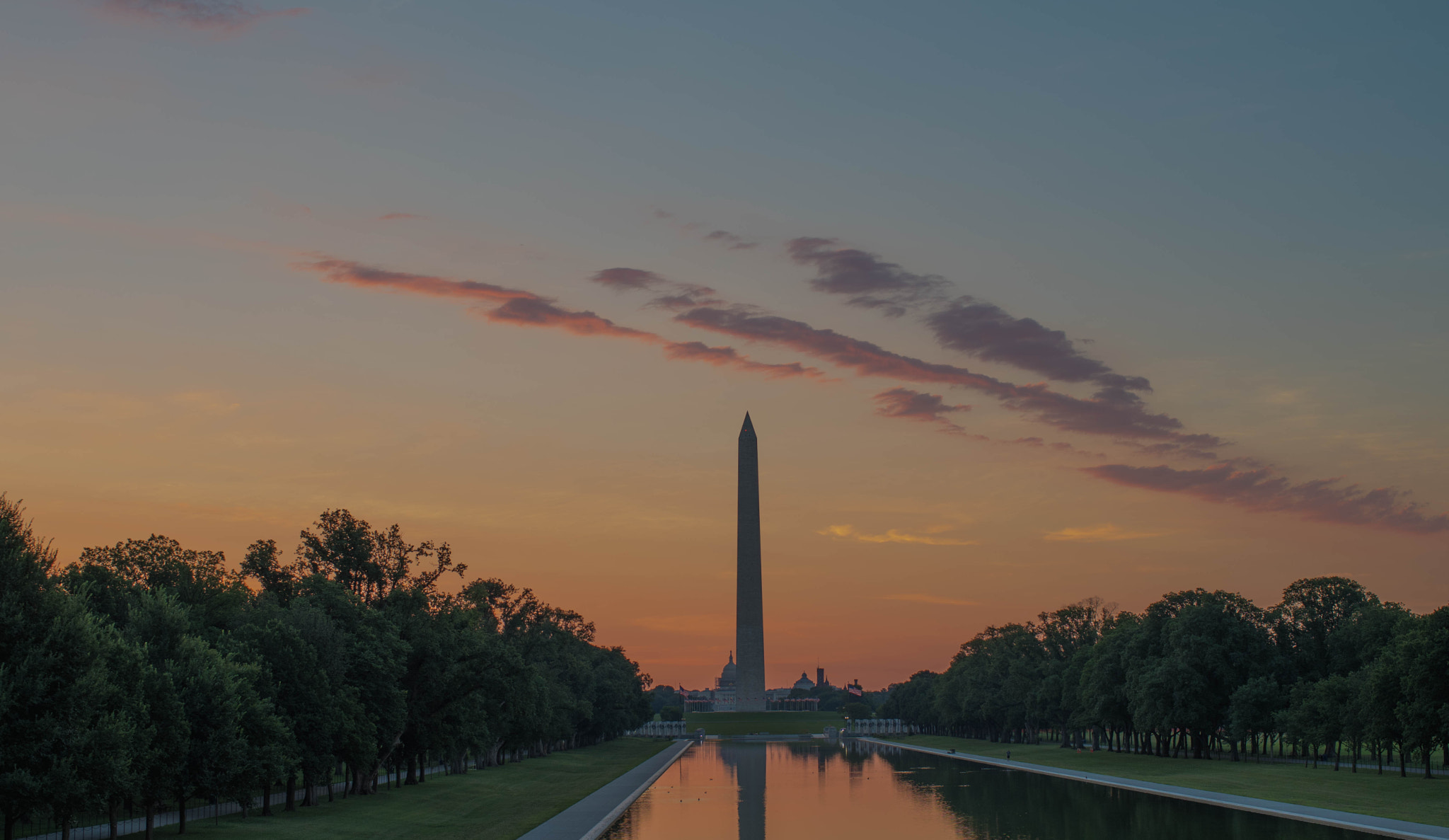 Nikon D500 + Nikon AF-S Nikkor 35mm F1.8G ED sample photo. Sunrise colors: washington monument photography