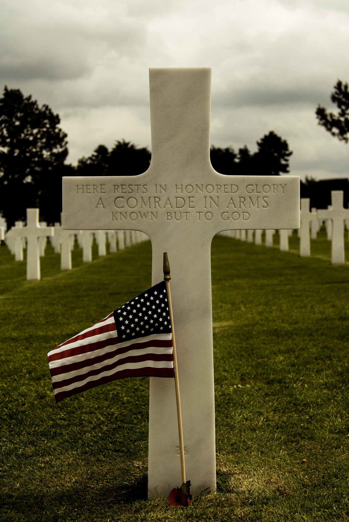 Nikon D200 + AF-S Zoom-Nikkor 24-85mm f/3.5-4.5G IF-ED sample photo. Unknown soldiers grave - unedited photography