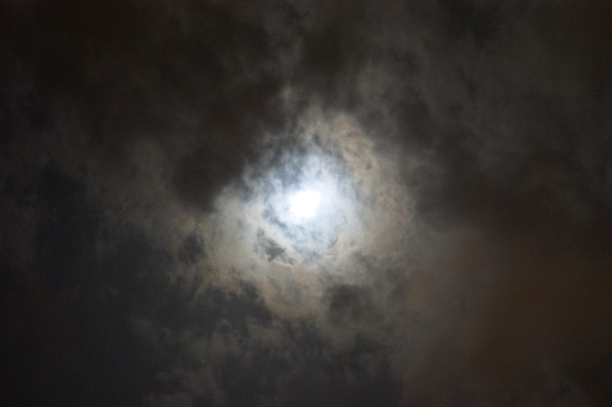 Sony Alpha DSLR-A380 sample photo. La luna photography