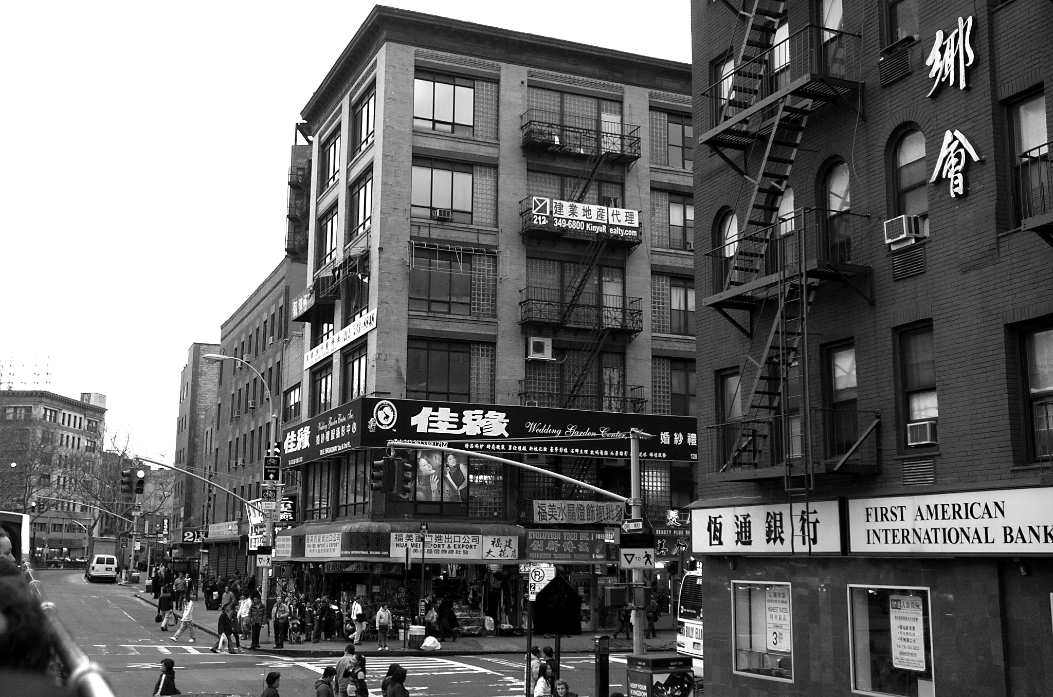 Nikon D2H + Nikon AF-S Nikkor 17-35mm F2.8D ED-IF sample photo. Chinatown photography