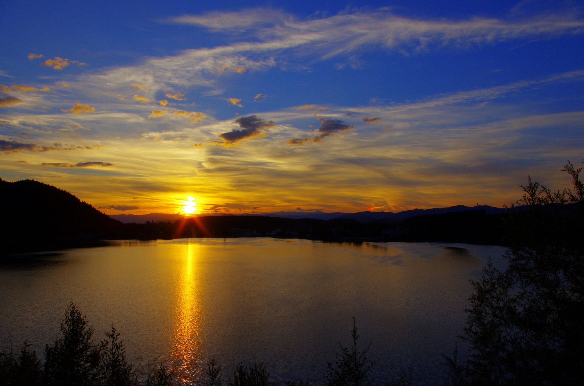 Pentax smc DA 18-55mm F3.5-5.6 AL sample photo. Sunset and a small rainbow at lake klopein photography