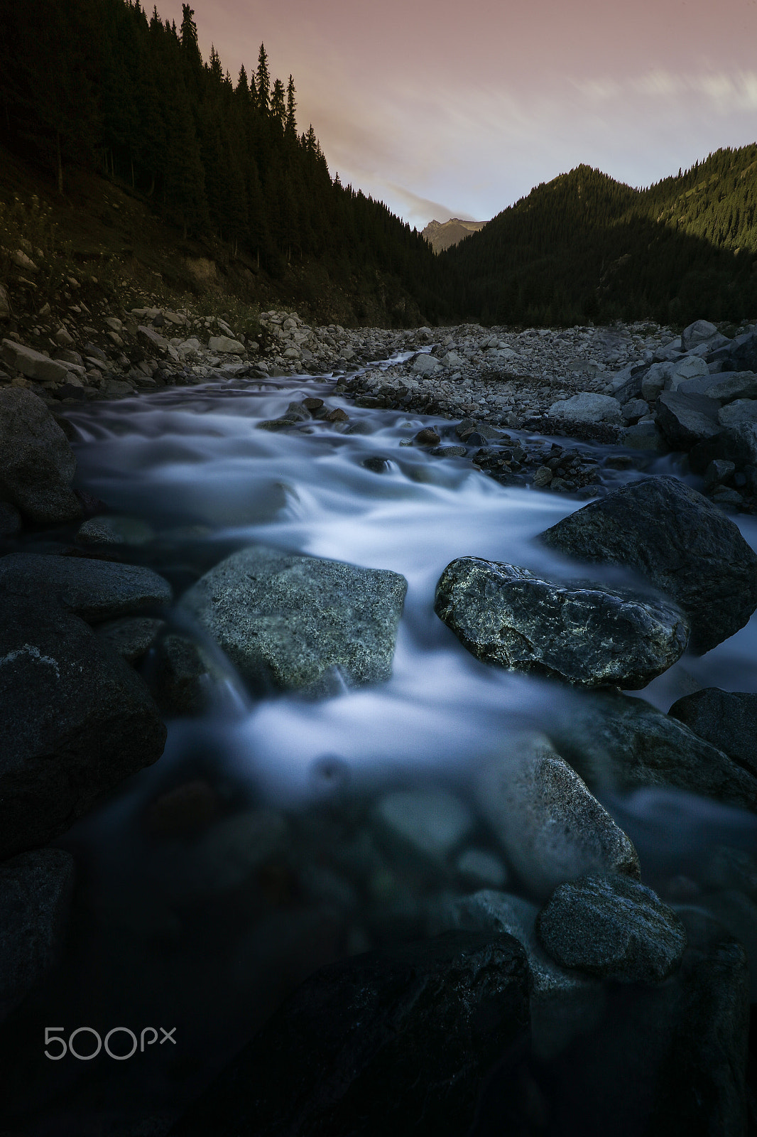 Canon EF 16-35mm F4L IS USM sample photo. 微光 photography
