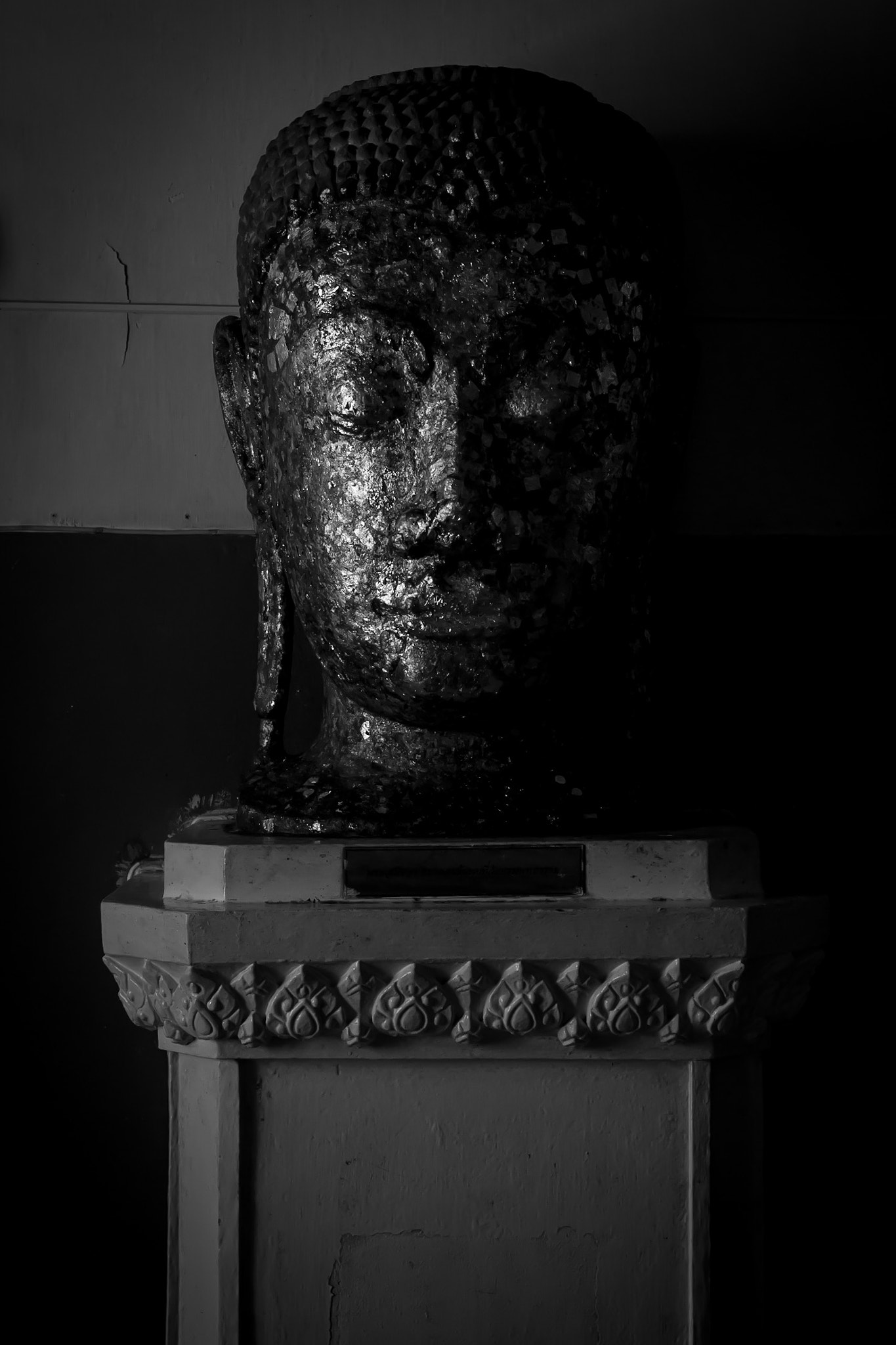 Canon EOS 500D (EOS Rebel T1i / EOS Kiss X3) sample photo. Ancient buddha face photography