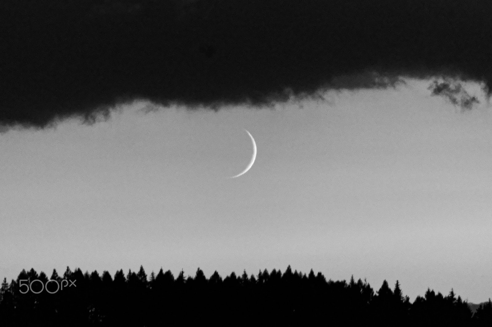 Tamron AF 70-300mm F4-5.6 Di LD Macro sample photo. Crescent moon photography