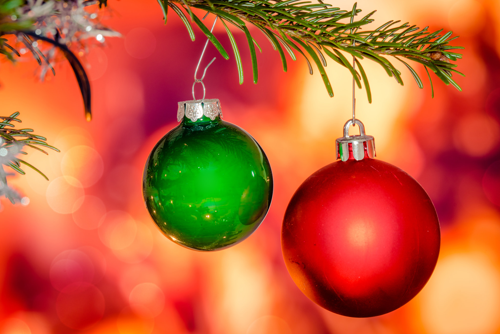 Sony 70-400mm F4-5.6 G SSM II sample photo. Red and green xmas baubles photography