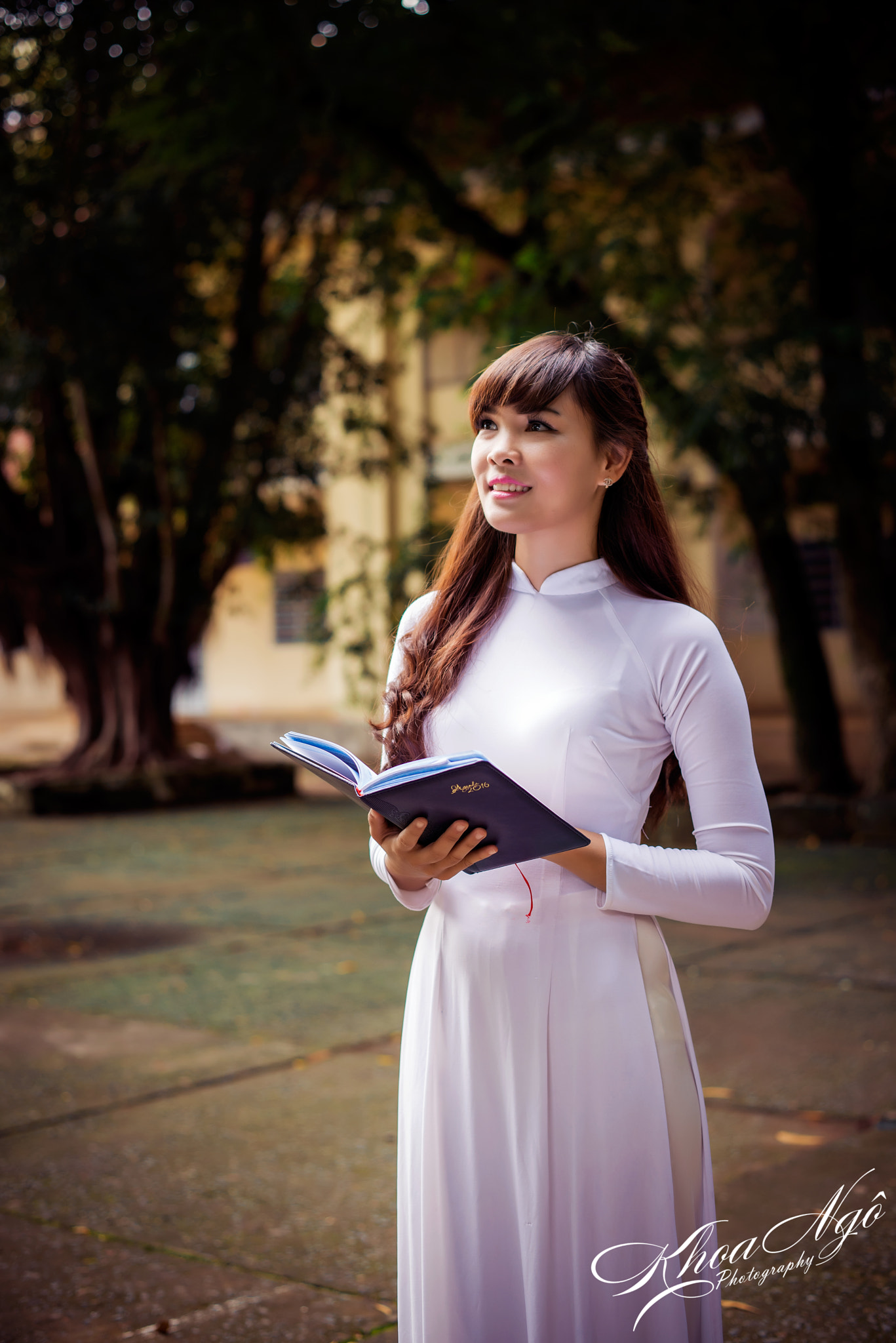 Nikon D800 + ZEISS Milvus 50mm F2 Macro sample photo. Girl in ao dai photography