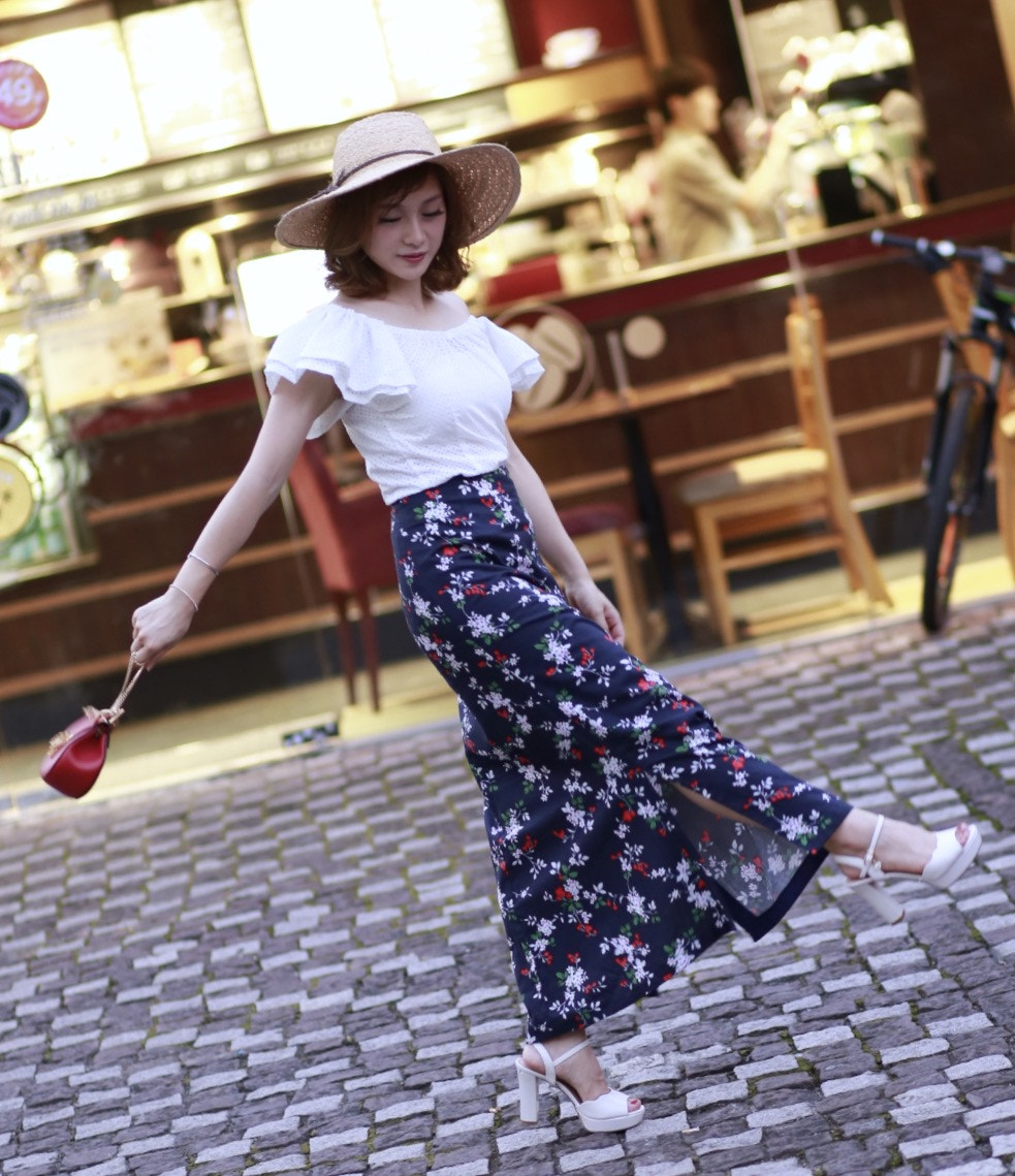 Canon EF 85mm F1.8 USM sample photo. Helena: walking photography