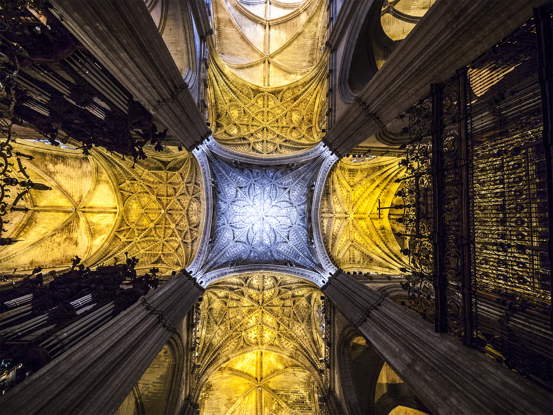 Leica Digilux 3 sample photo. 8 de agosto - catedral de sevilla photography