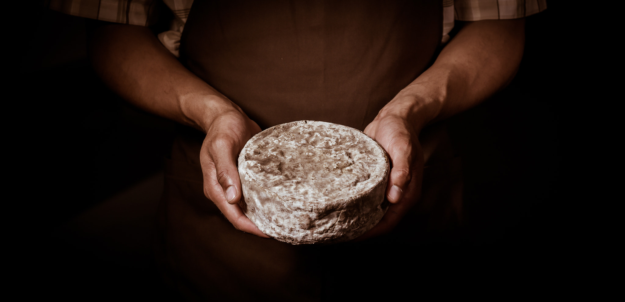 Nikon D4S + Nikon AF-S Nikkor 85mm F1.4G sample photo. French tomme cheese in the hands of a cheesemaker photography