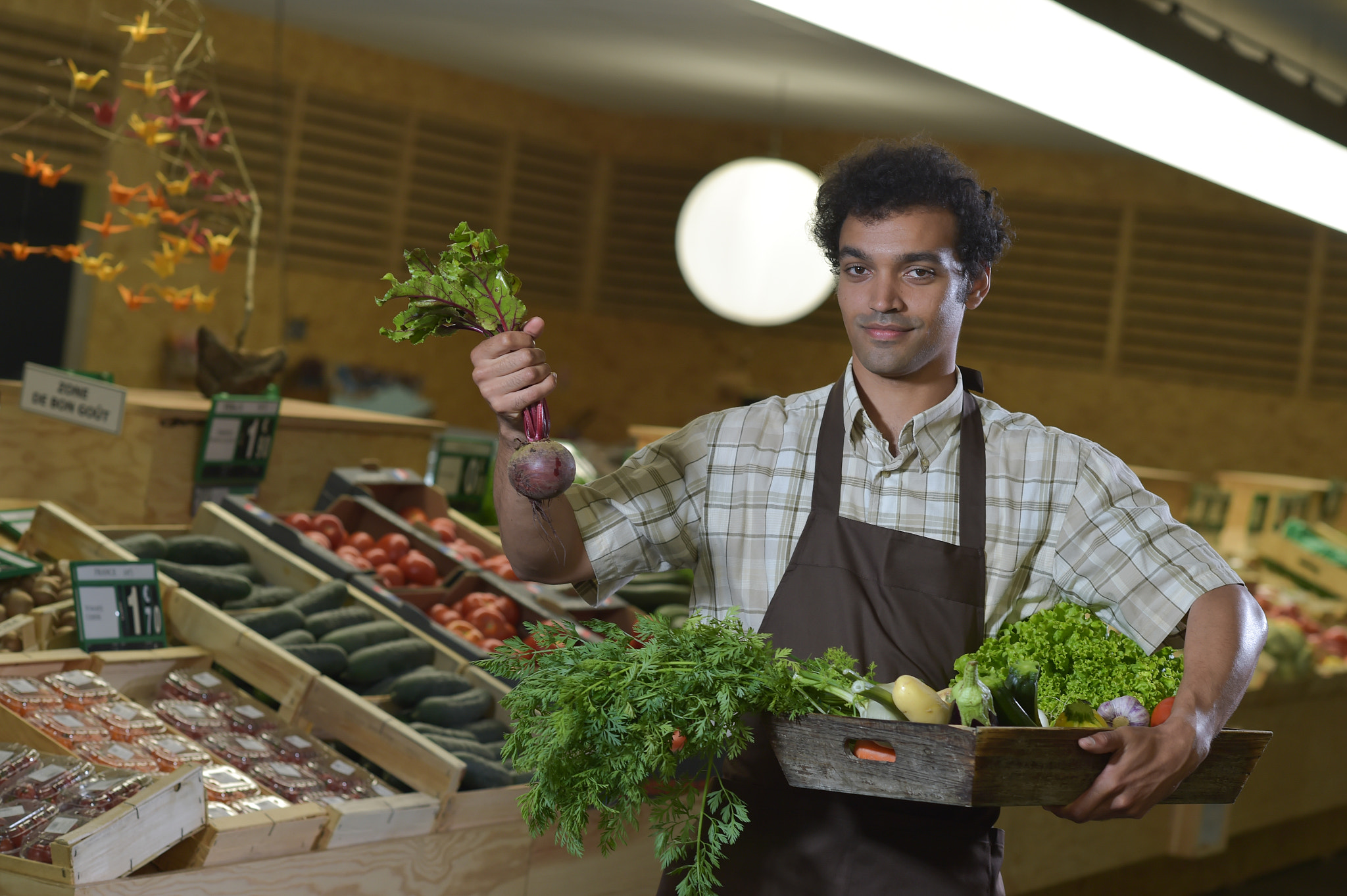 Nikon D4S + Nikon AF-S Nikkor 85mm F1.4G sample photo. Grocery clerk working in produce aisle of supermarket store photography