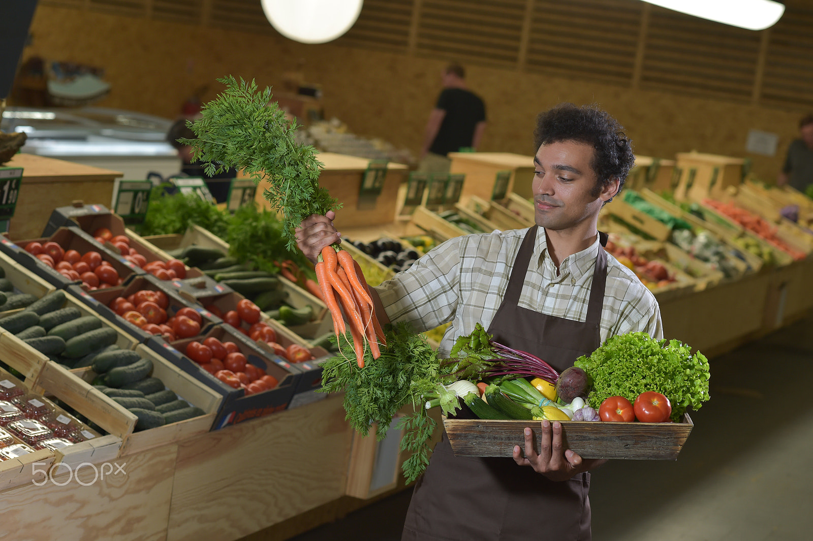 Nikon D4S + Nikon AF-S Nikkor 85mm F1.4G sample photo. Grocery clerk working in produce aisle of supermarket store photography