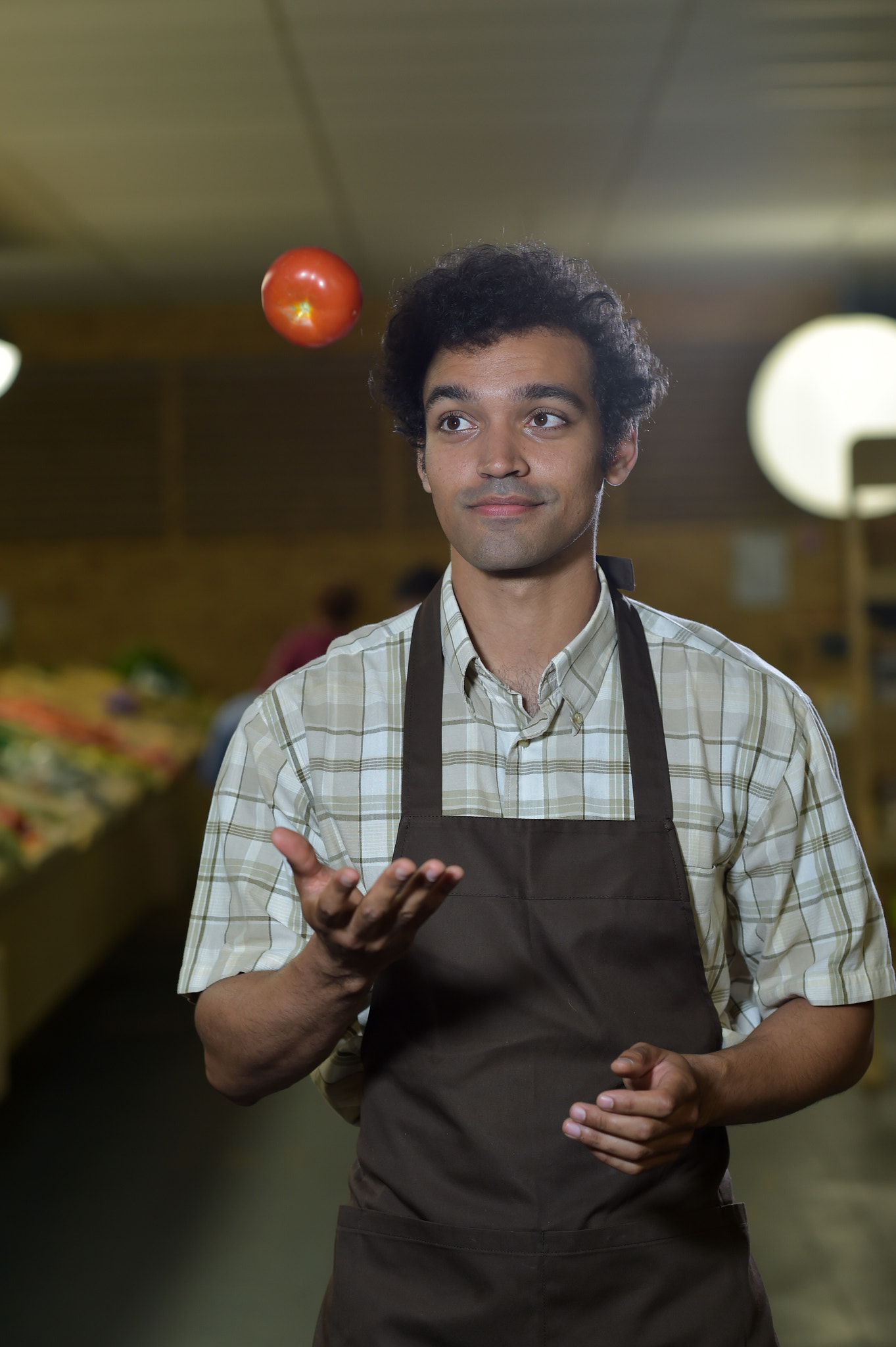 Nikon D4S + Nikon AF-S Nikkor 85mm F1.4G sample photo. Grocery clerk juggling with tomatoes in supermarket store photography