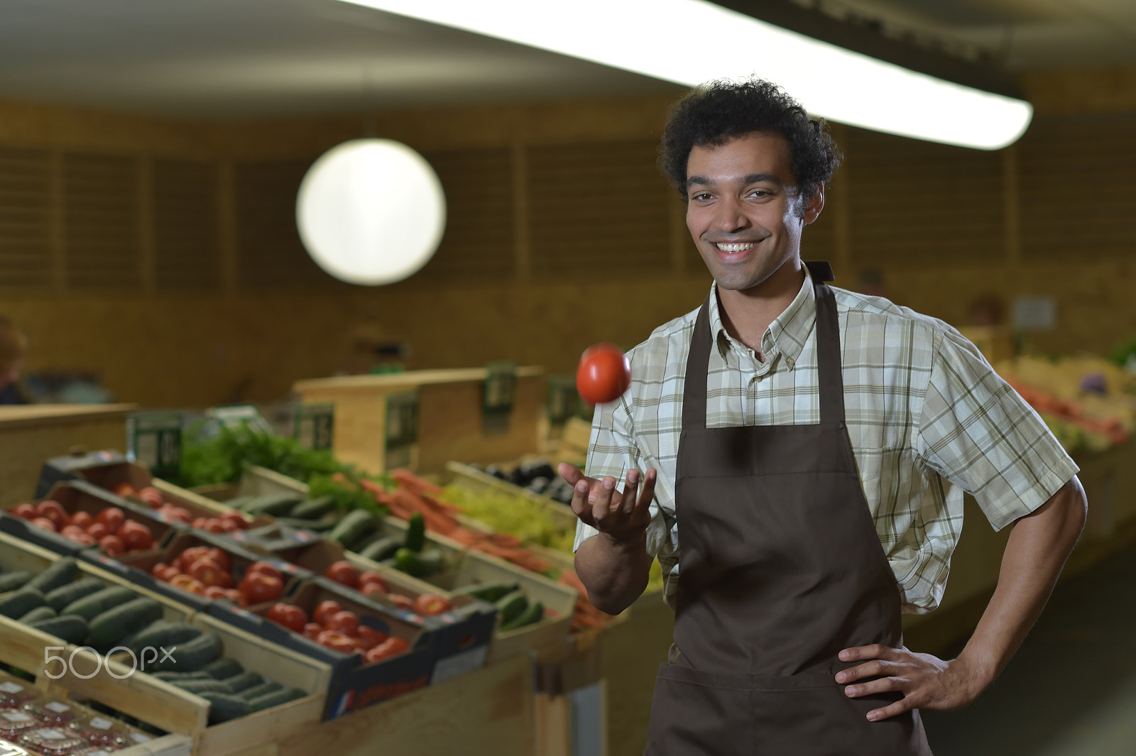 Nikon D4S + Nikon AF-S Nikkor 85mm F1.4G sample photo. Grocery clerk juggling with tomatoes in supermarket store photography