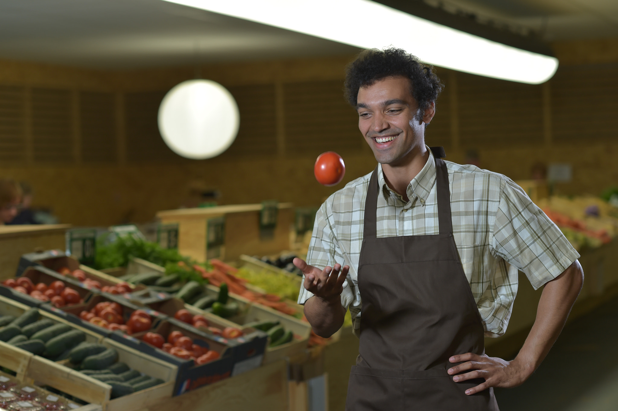 Nikon D4S + Nikon AF-S Nikkor 85mm F1.4G sample photo. Grocery clerk juggling with tomatoes in supermarket store photography