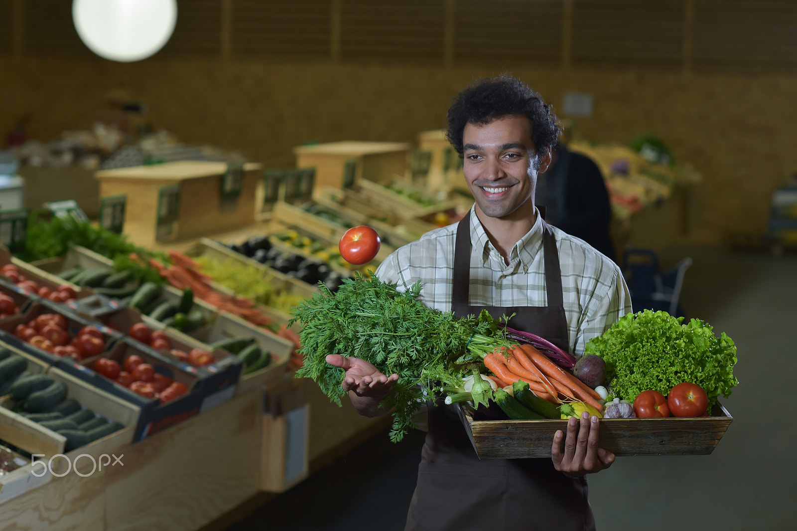Nikon D4S + Nikon AF-S Nikkor 85mm F1.4G sample photo. Grocery clerk working in produce aisle of supermarket store photography