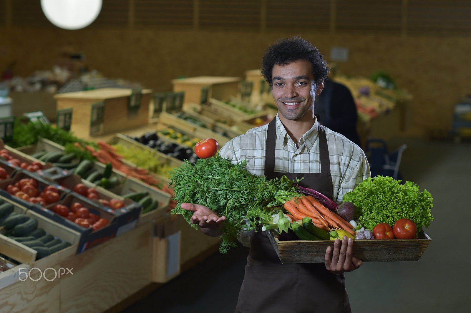 Nikon D4S + Nikon AF-S Nikkor 85mm F1.4G sample photo. Grocery clerk working in produce aisle of supermarket store photography